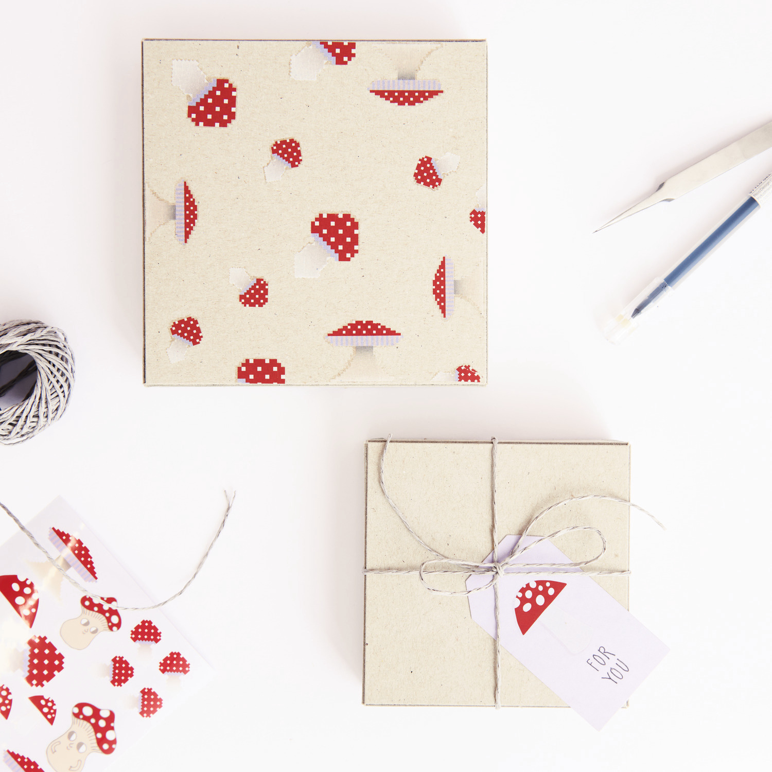 Transfermotiv Shrooom: Geschenkverpackung mit roten Pilzmotiven von Rico Design, ideal für kreative Bastelprojekte.