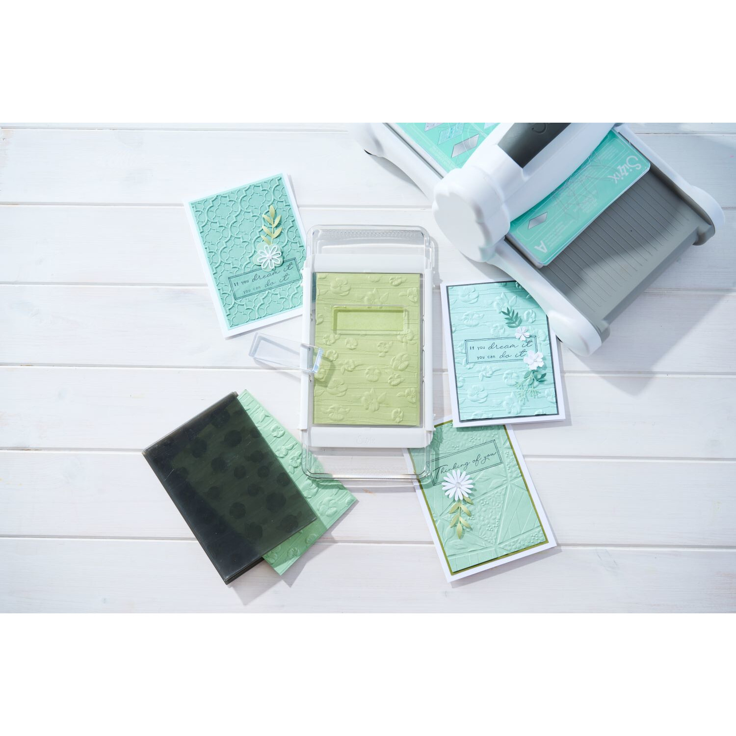 Dimensional Diffuser Rectangle Starter Set mit grünen und blauen Karten auf weißem Holztisch.