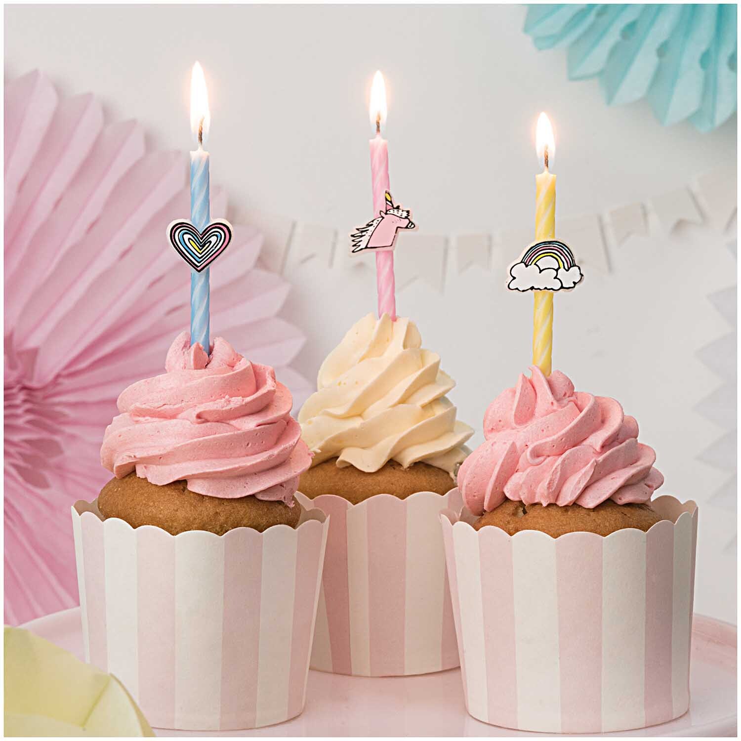 Wabenpapier Blumen Sommer 3 Stück: Drei Cupcakes mit pastellfarbenen Kerzen und dekorativen Motiven, umgeben von farbigem Wabenpapier.