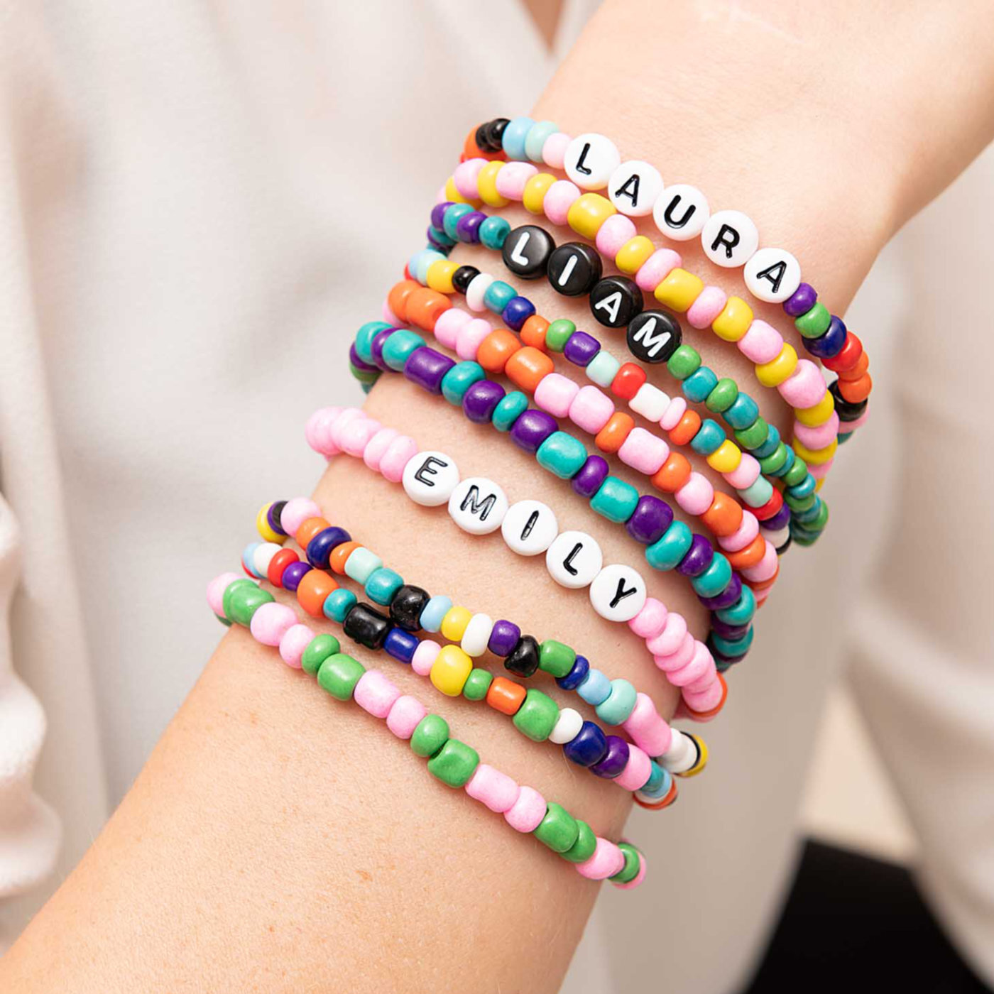 Bastelanleitung Armbänder aus Keramikperlen mit Buchstaben, bunte Armbänder mit Namen.