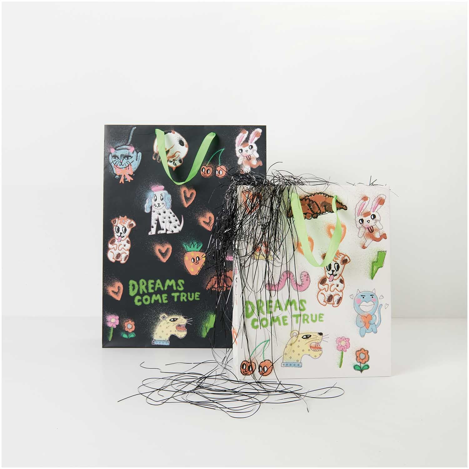 Paper Poetry Geschenktüte Airbrush mit bunten Tiermotiven und Schriftzug "Dreams Come True". Ideal für Geschenke.