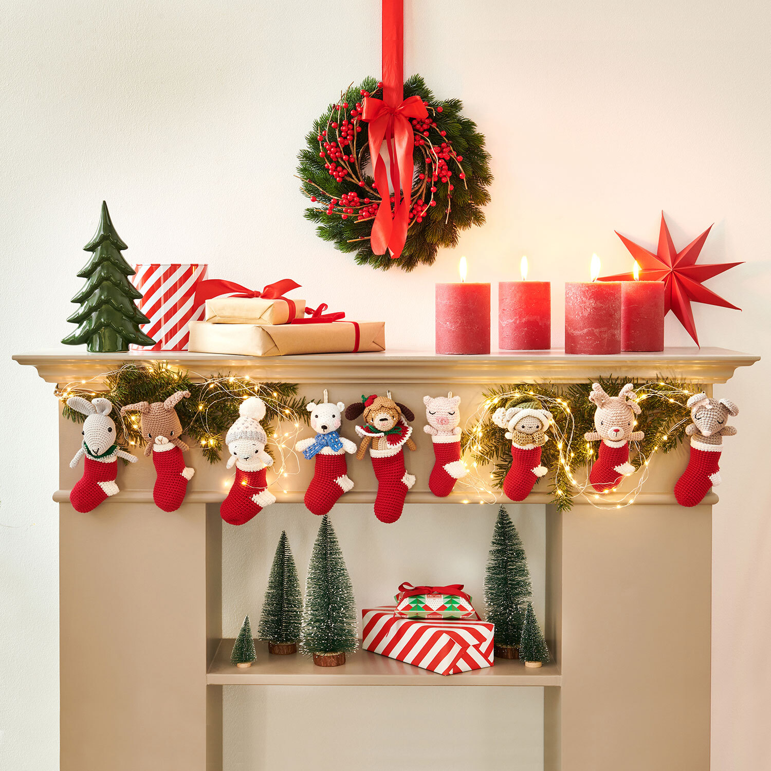 Creative Ricorumi dk Christmas CAL Box 1: Festlich dekorierter Kamin mit Strümpfen, Geschenken und Kerzen, ideal für weihnachtliche Stimmung.