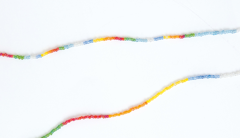 Anleitung DIY Perlenset Rocailles Kette basteln: Bunte Perlenketten auf weißem Hintergrund.