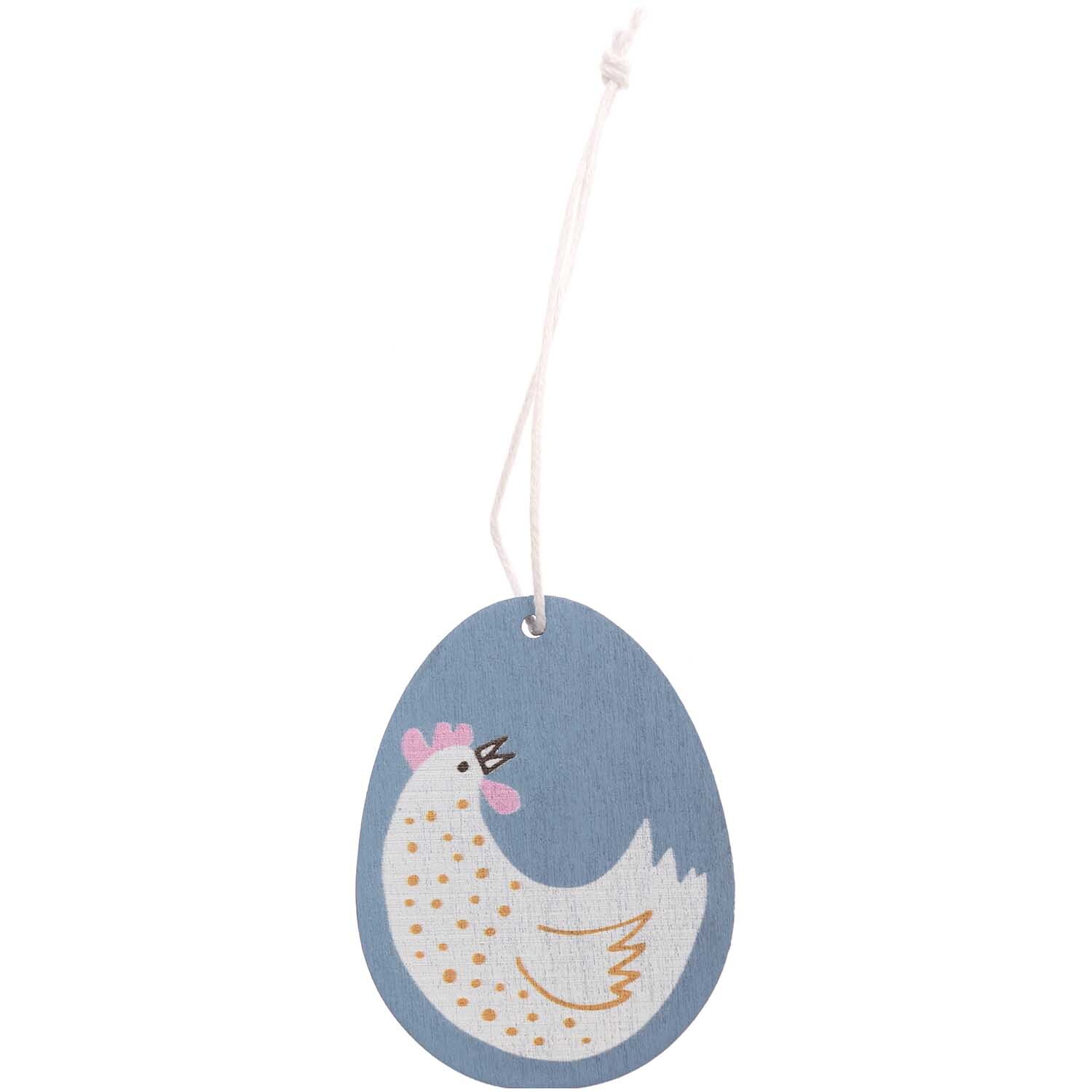 Holzhänger Osterei Huhn 1 Stück von Rico Design: Blaues Ei mit Huhn-Motiv und Aufhängeschnur.