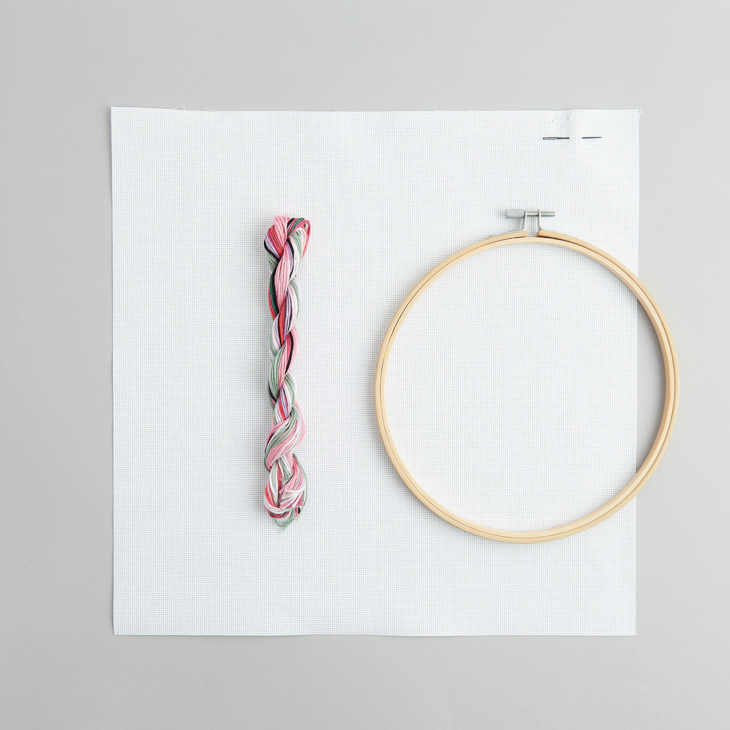 Stickpackung Kranz aus Rosen: Bild zeigt Stickrahmen, Garn und Stoff von Rico Design, ideal für kreative Handarbeiten.