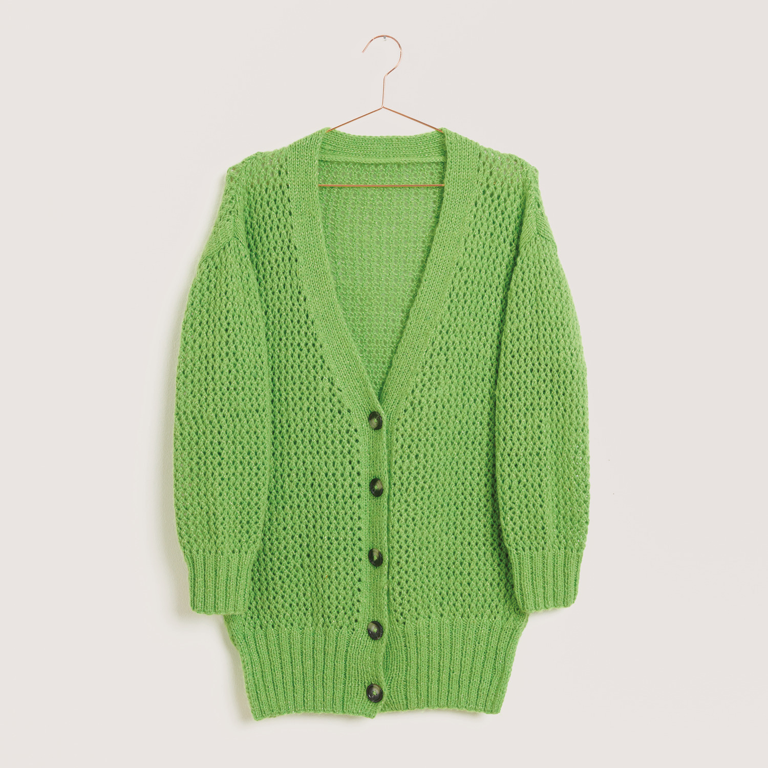 Creative Fluffily dk Strickjacke in leuchtendem Grasgrün mit V-Ausschnitt und Knopfleiste.