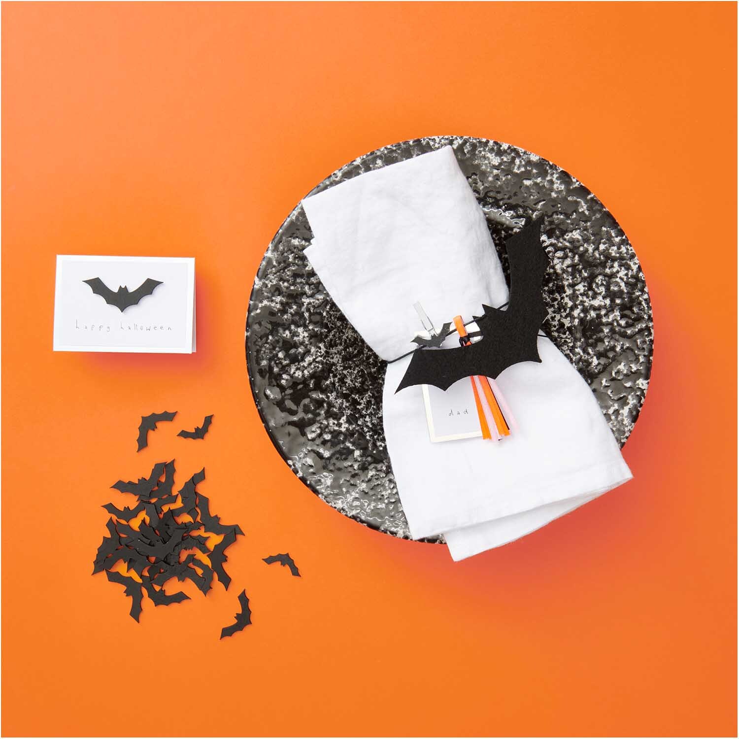 Holzsticker Feldermaus schwarz 12 Stück: Schwarze Fledermaus-Sticker von Rico Design auf orangefarbenem Hintergrund, ideal für Dekorationen.