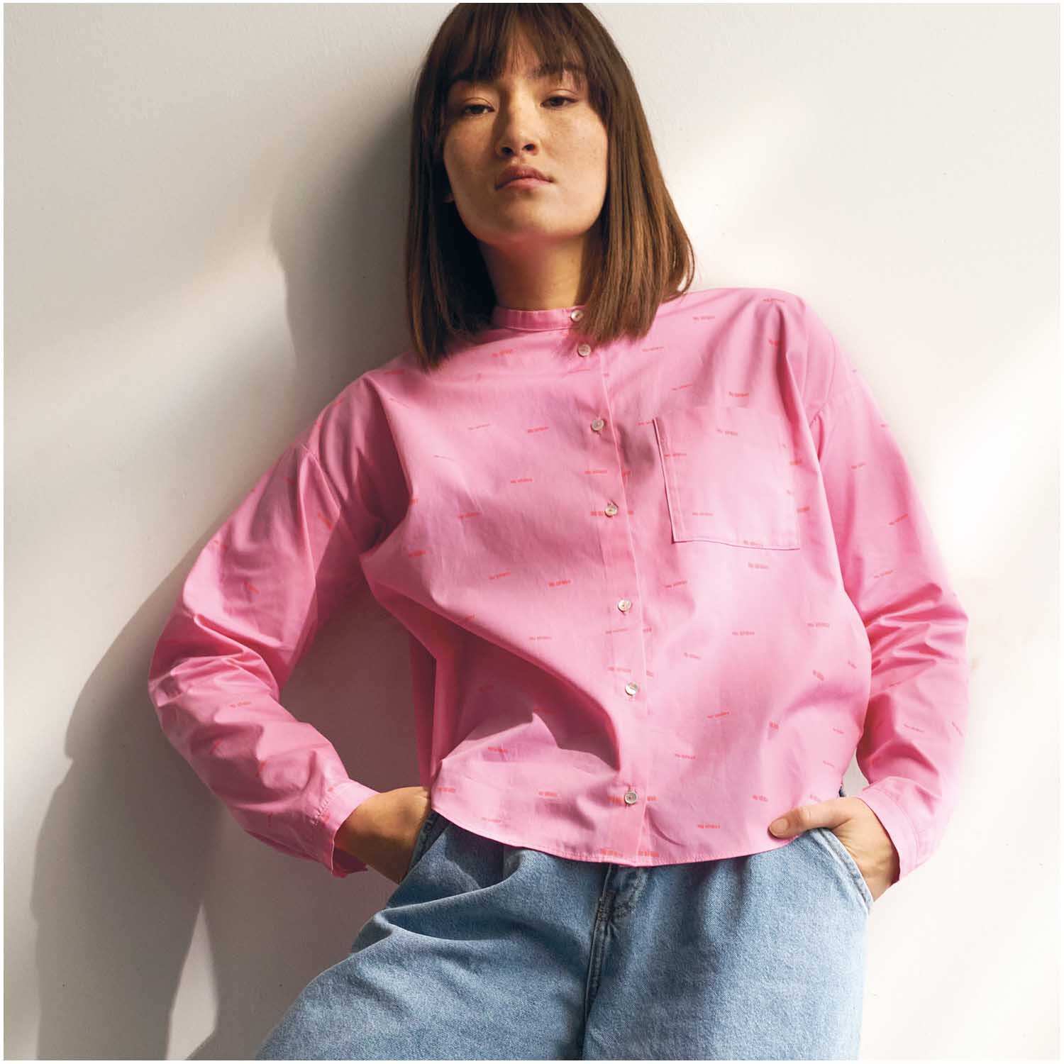 Druckstoff Nature Matters Striche pink-neon, getragen von Frau in lässiger Pose, Rico Design.