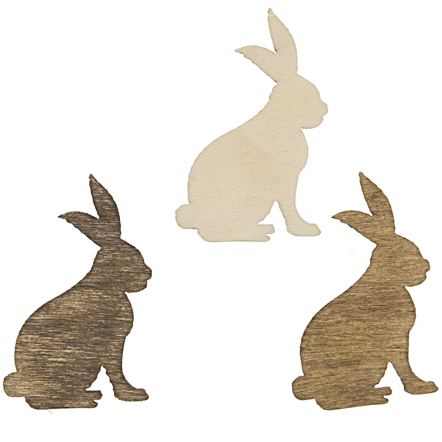 Streu Hase natur 4cm 12 Stück: Drei braune Holzhasen in verschiedenen Schattierungen, ideal für Dekorationen.
