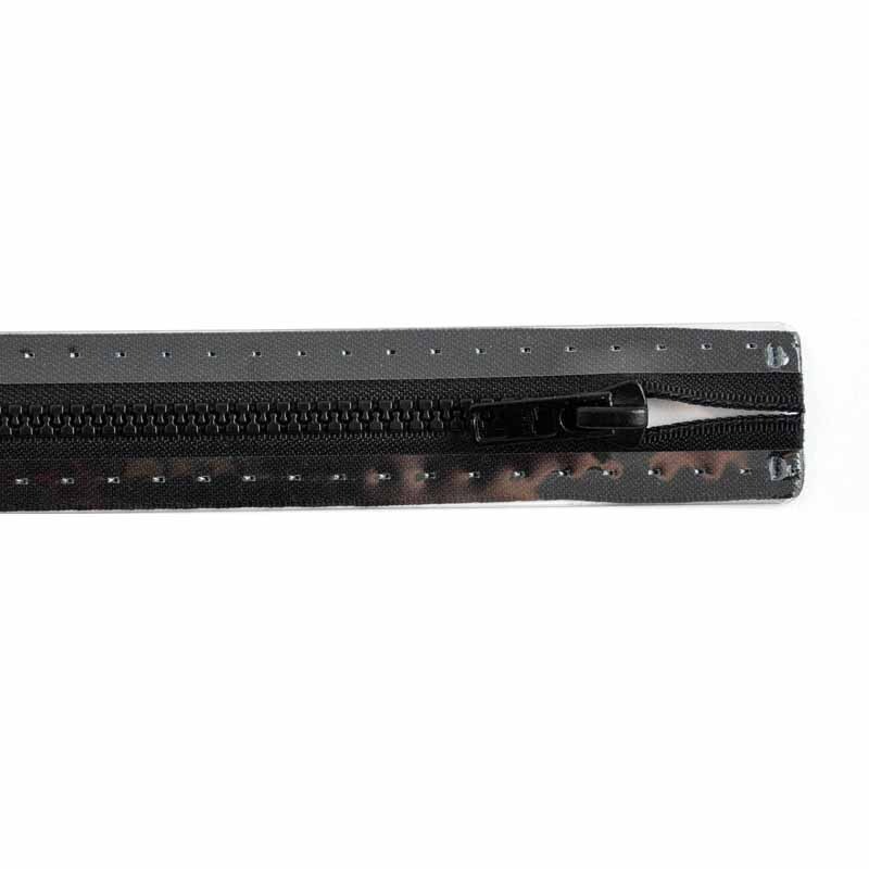 Reißverschluss S4 schwarz 40cm von Prym, Nahaufnahme eines schwarzen Reißverschlusses mit Kunststoffzähnen.