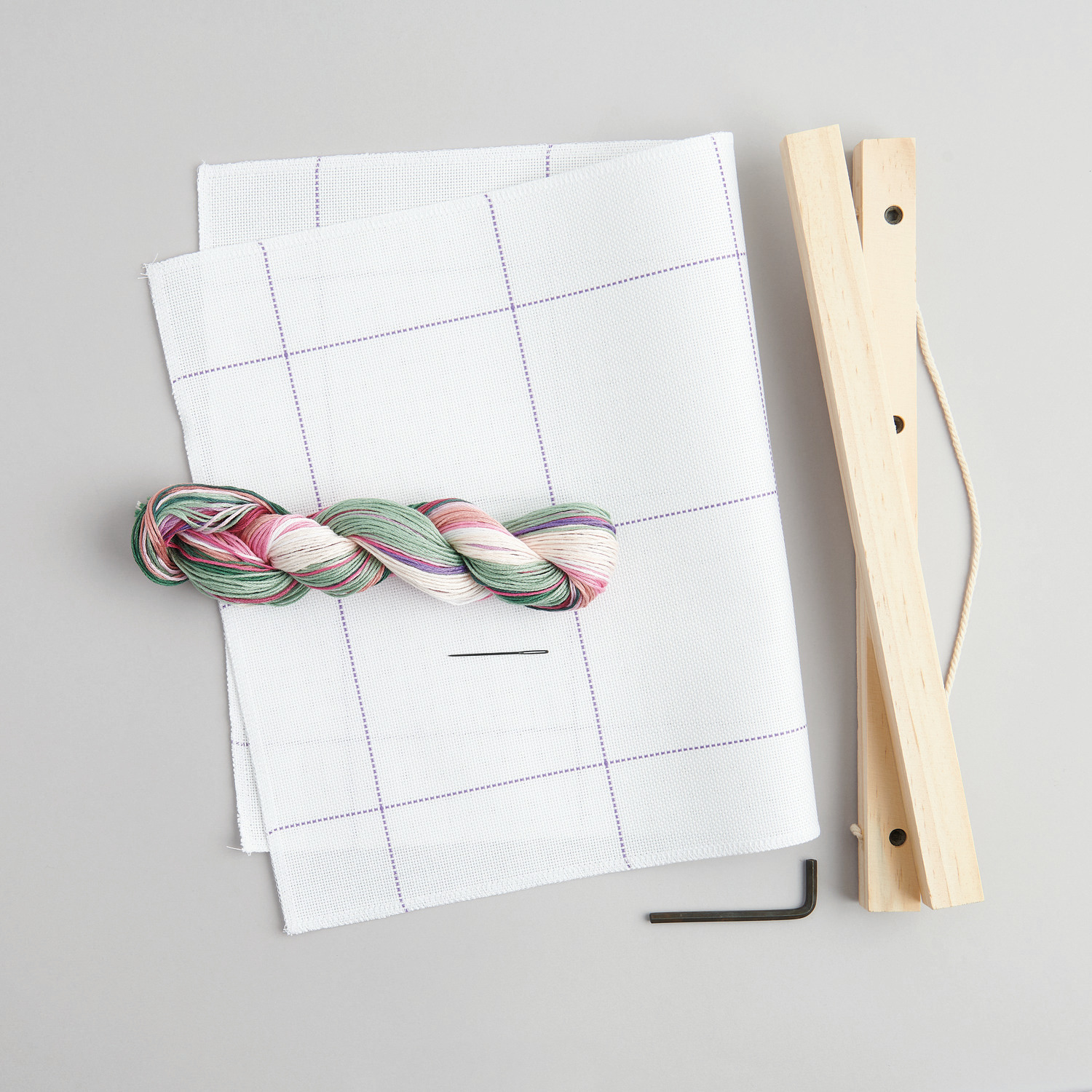 Stickpackung Bild Blumenstrauß mit Posterhänger, Rico Design. Enthält Stoff, Garn in Pastelltönen und Holzhalterung. Größe: 30x47cm.