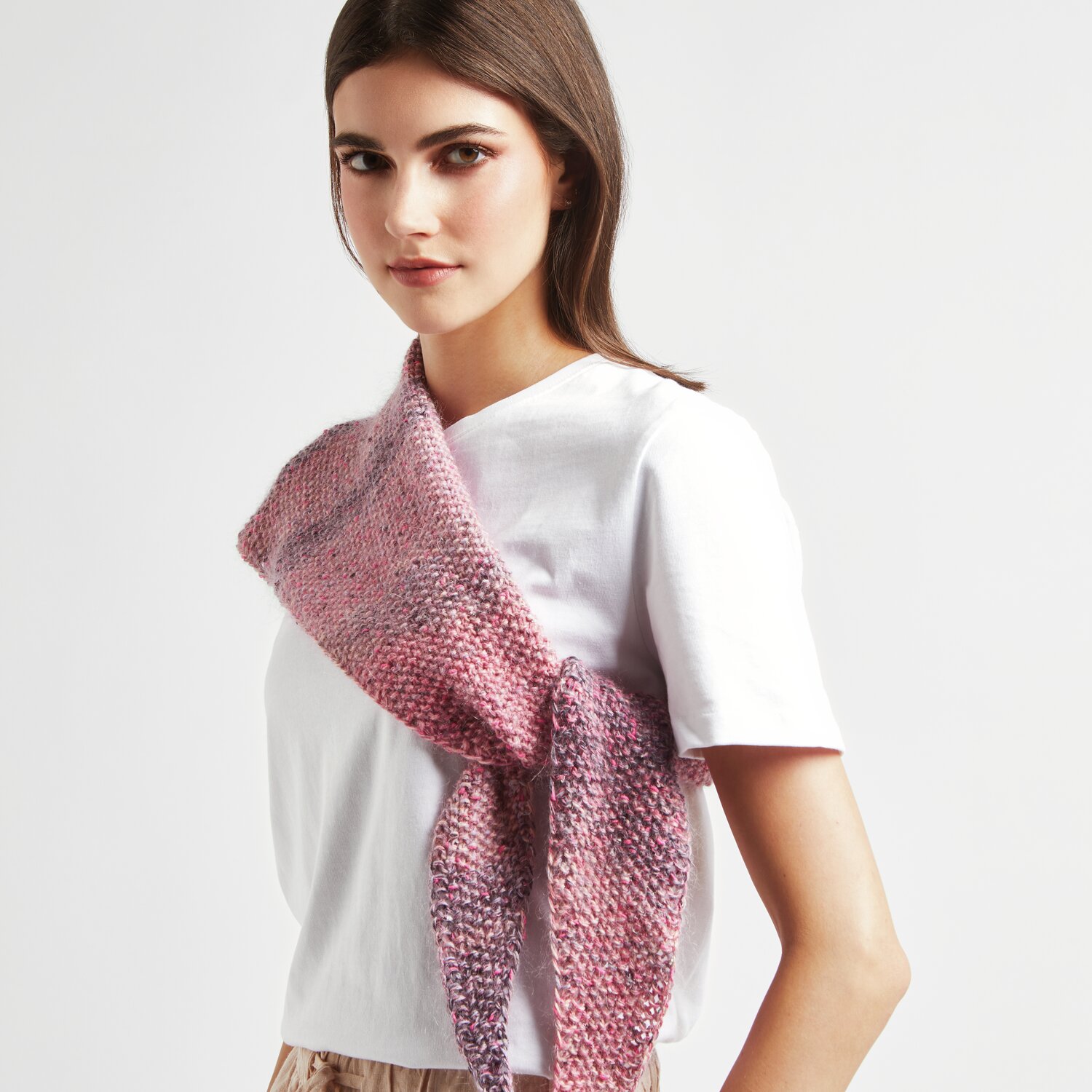 Made by Me No. 20 Frühjahr-Sommer: Frau trägt gestrickten Schal in Beerenfarben von Rico Design.