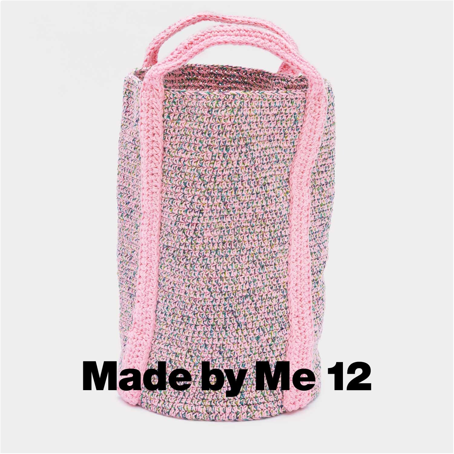 Creative Make it Glitter: Ein gestrickter, zylindrischer Beutel mit rosa Griffen, ideal für DIY-Projekte.