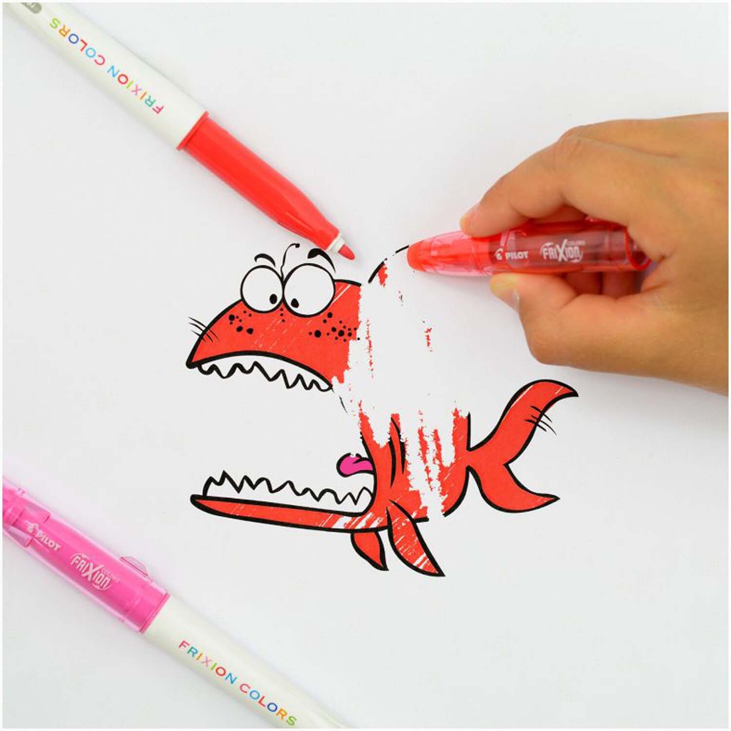 Frixion Color Filzstifte: Eine Hand radiert einen roten Cartoon-Fisch mit einem roten Stift von PILOT.
