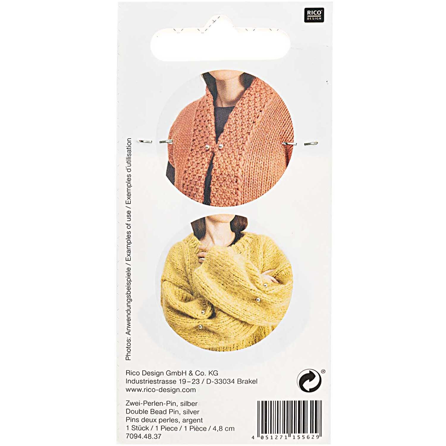 Zwei-Perlen-Pin 48mm von Rico Design, silber, auf Verpackung mit gestrickten Kleidungsstücken.