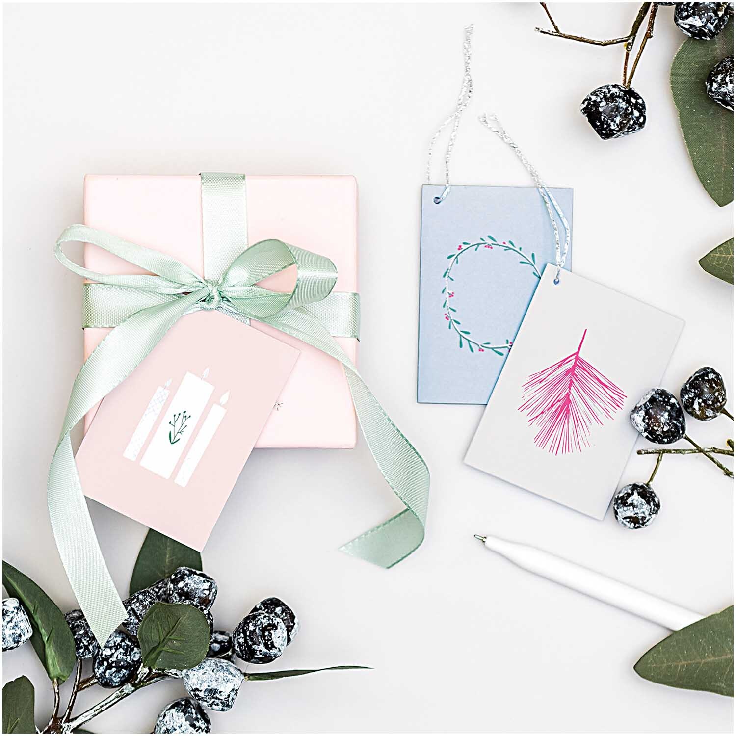Paper Poetry Kärtchenanhänger Nostalgic Christmas pastell, dekorative Geschenkanhänger mit zarten Illustrationen, ideal für festliche Verpackungen.