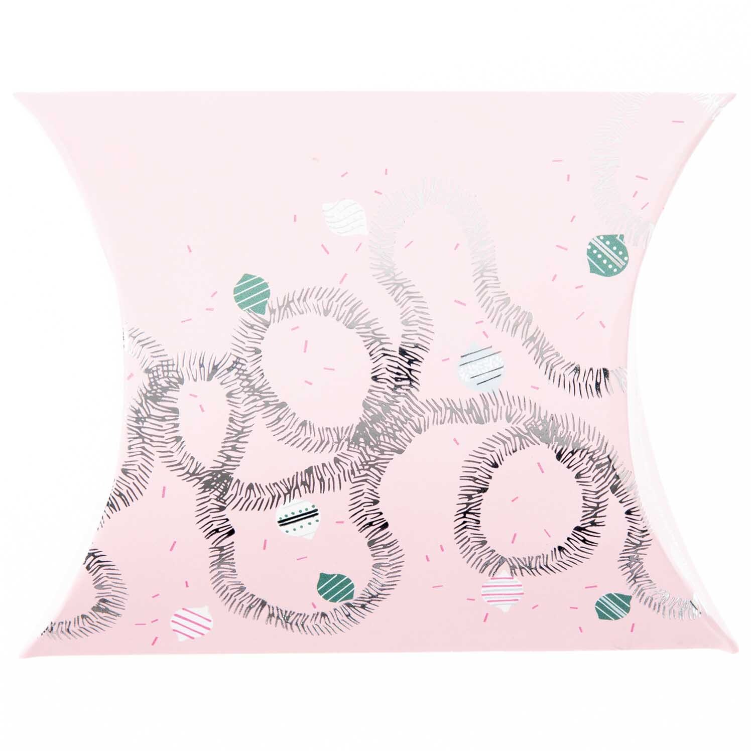 Paper Poetry Geschenkschachteln zeigen ein nostalgisches Weihnachtsdesign mit rosa Hintergrund und dekorativen Mustern. Ideal für festliche Anlässe.