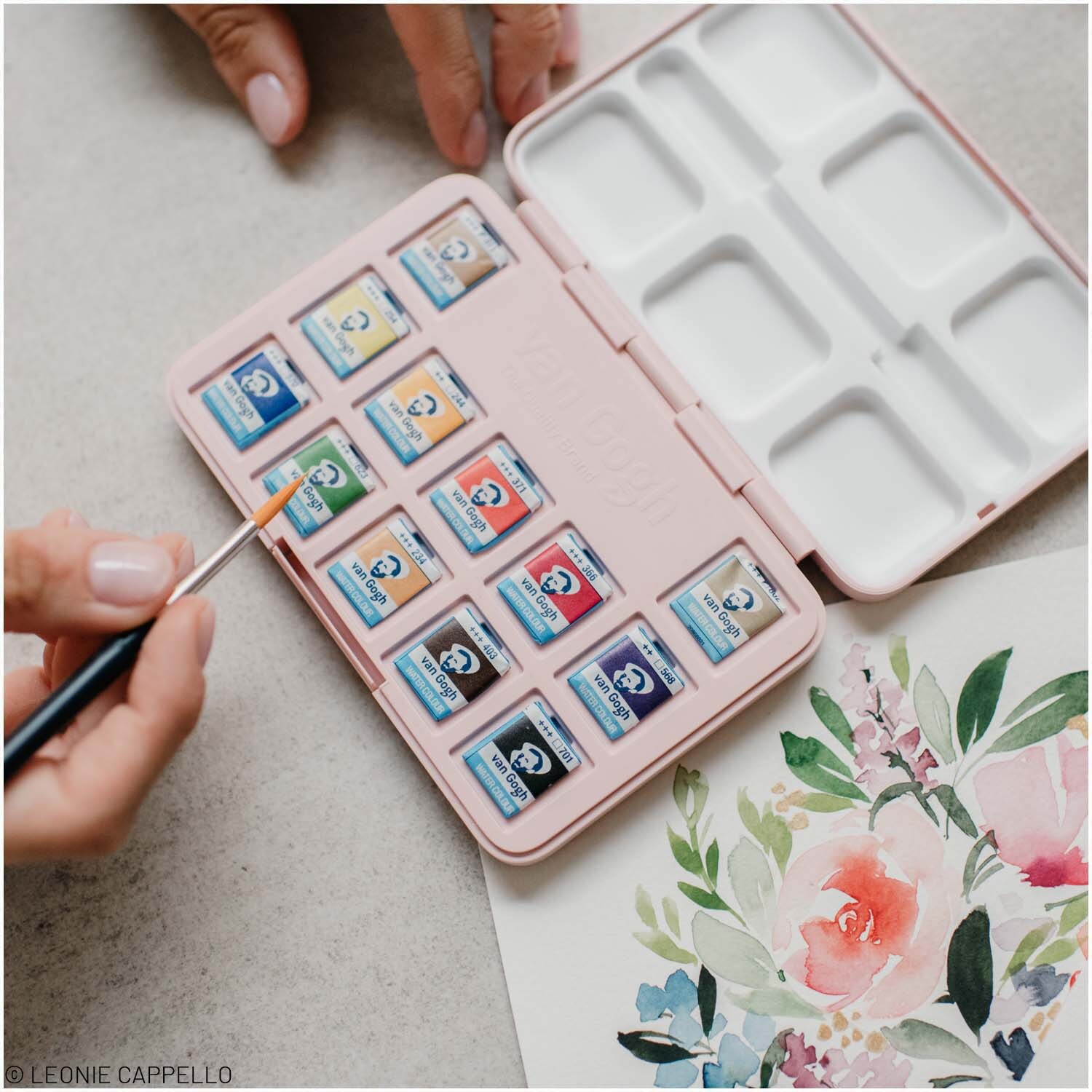 van Gogh Aquarell Set 12 Näpfchen, geöffnet mit Pinseln und Blumenmalerei, ideal für kreative Kunstprojekte.
