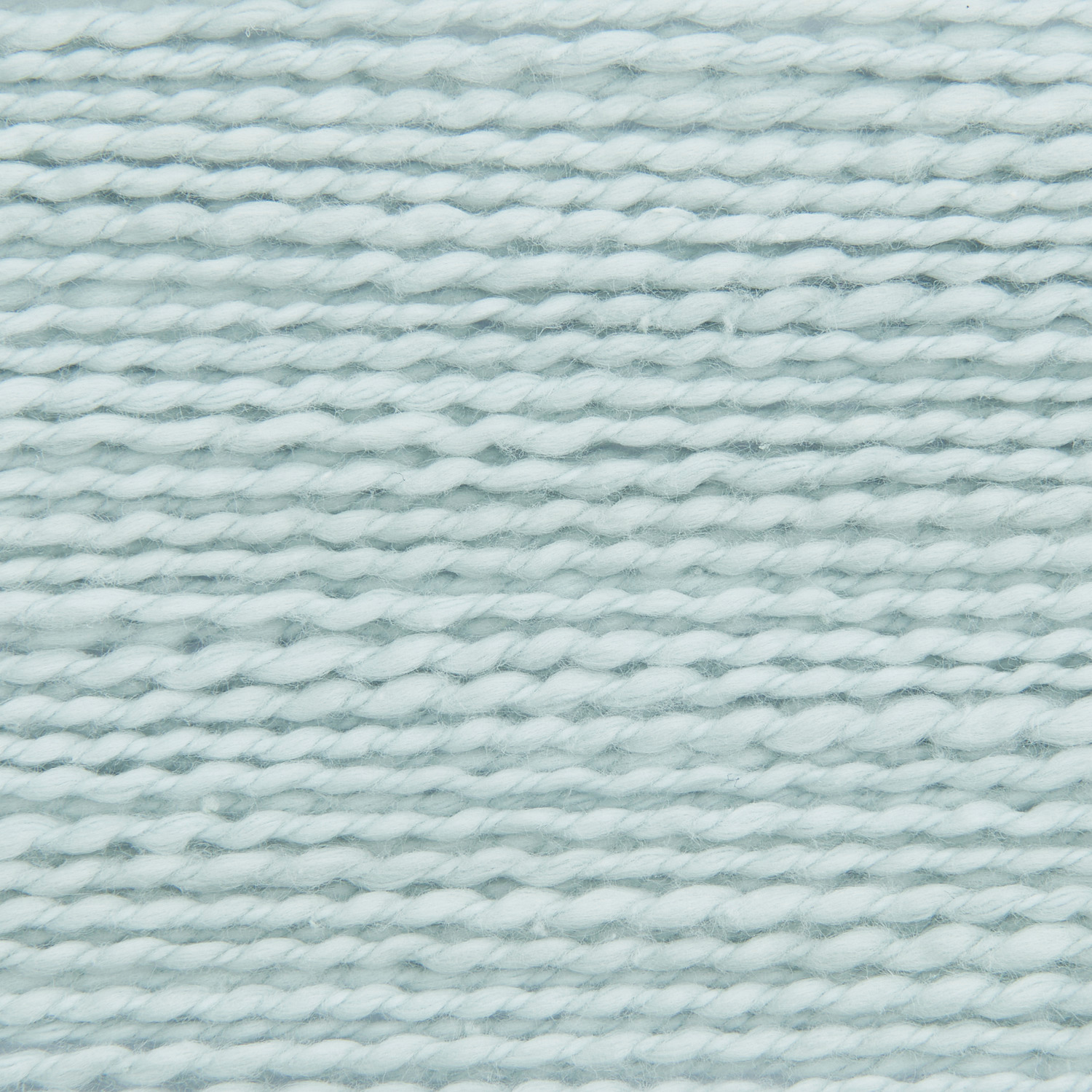 Essentials Super Cotton dk von Rico Design in zartem Mintton, Nahaufnahme der weichen, gleichmäßigen Garnstruktur.