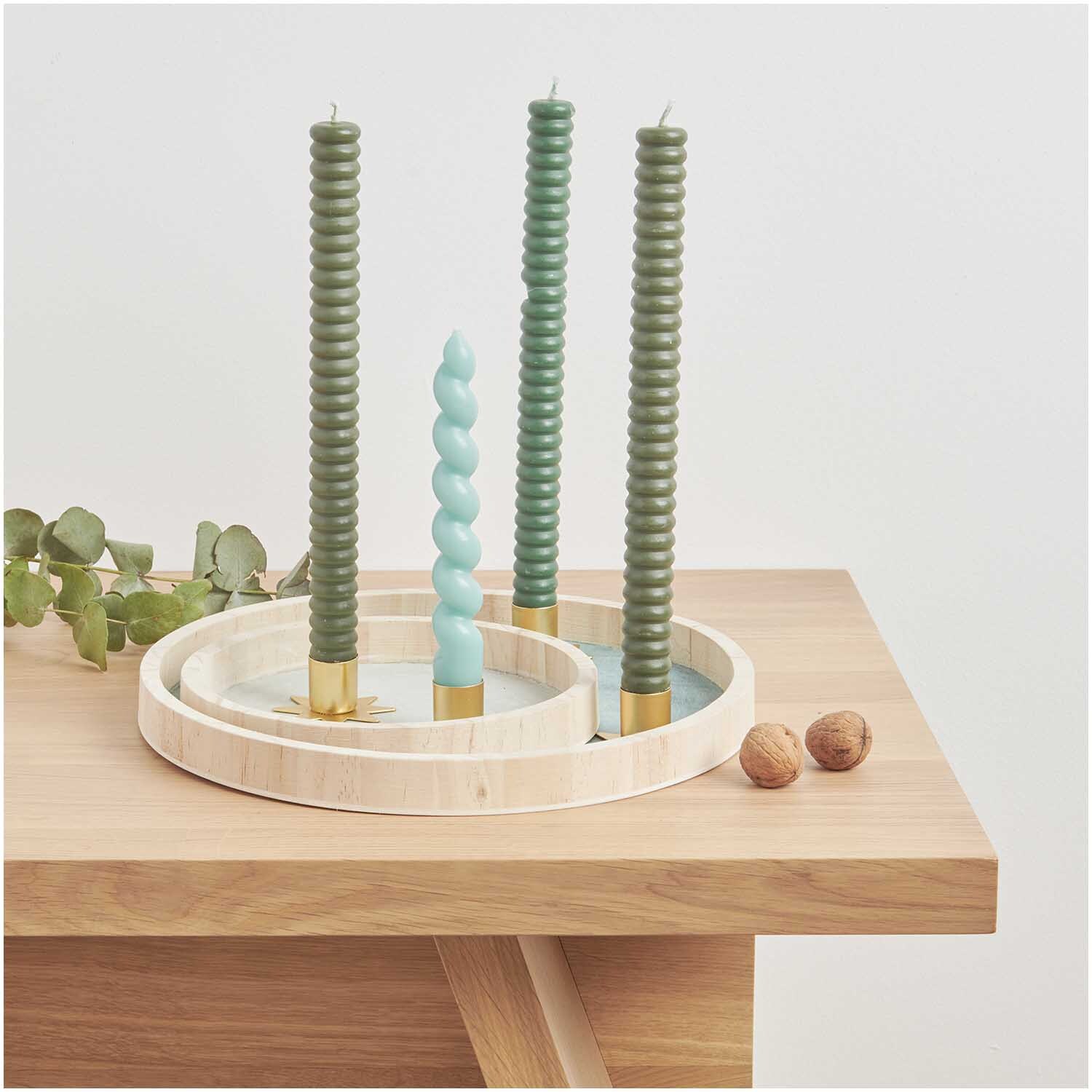 Holztablett natur von Rico Design mit grünen und blauen Kerzen, dekoriert auf einem Holztisch.