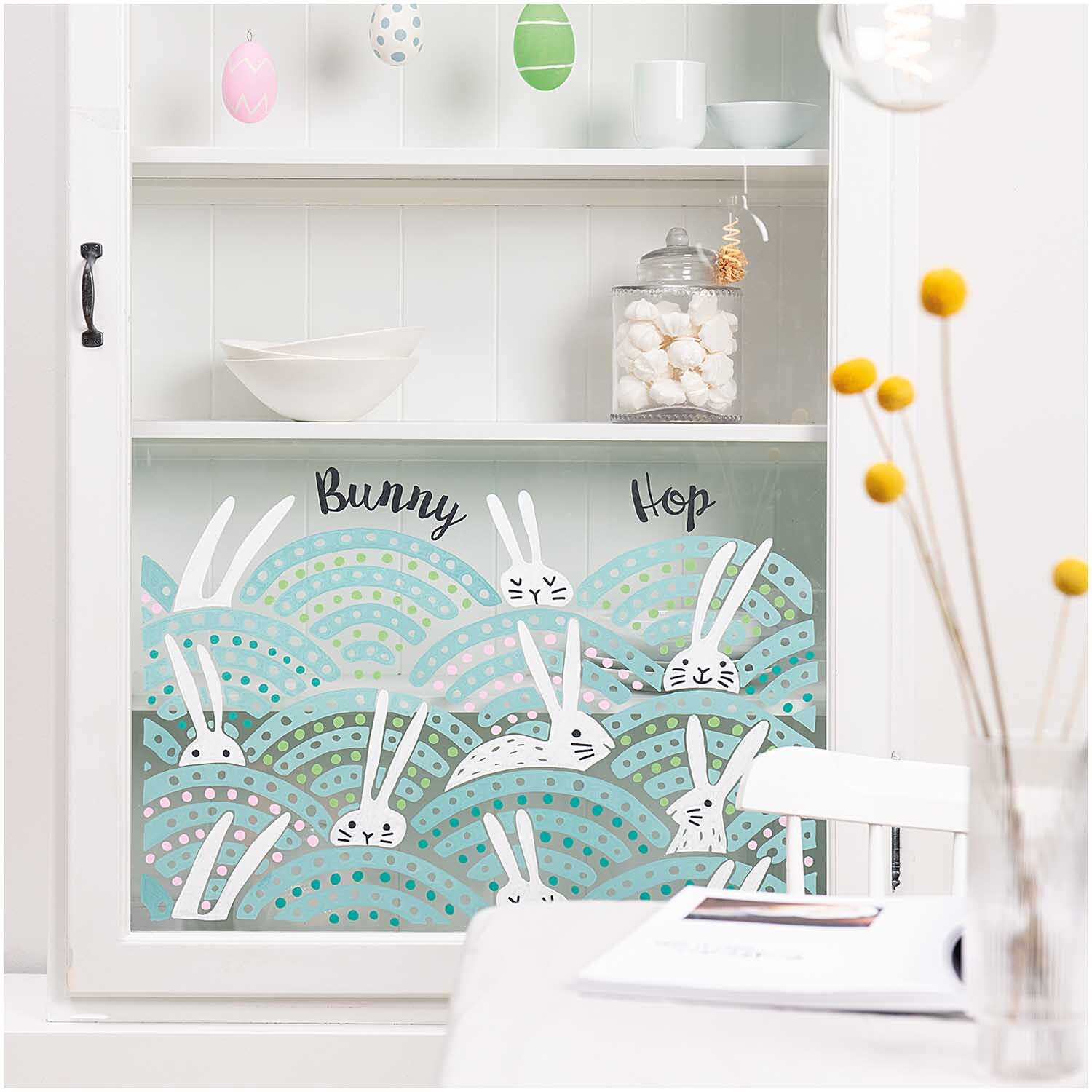 Vorlagenmappe Hello Flowers: Kreative Fensterdekoration mit Kreidestiften, Häschenmotiv und fröhlichen Farben von Rico Design.