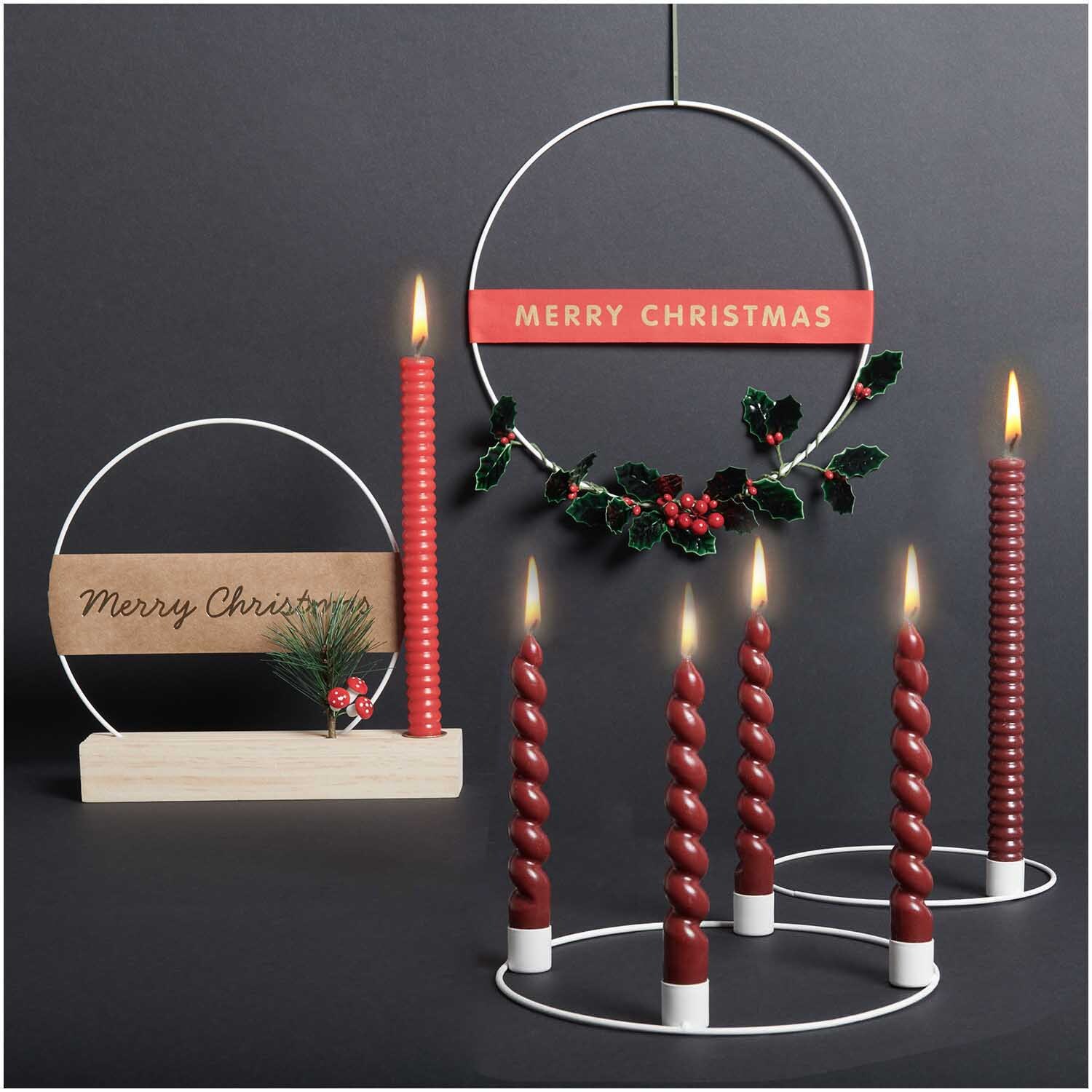 Metallring mit Kerzenhalter Ø 20cm, dekoriert mit roten Kerzen und Weihnachtsgrün auf dunklem Hintergrund.