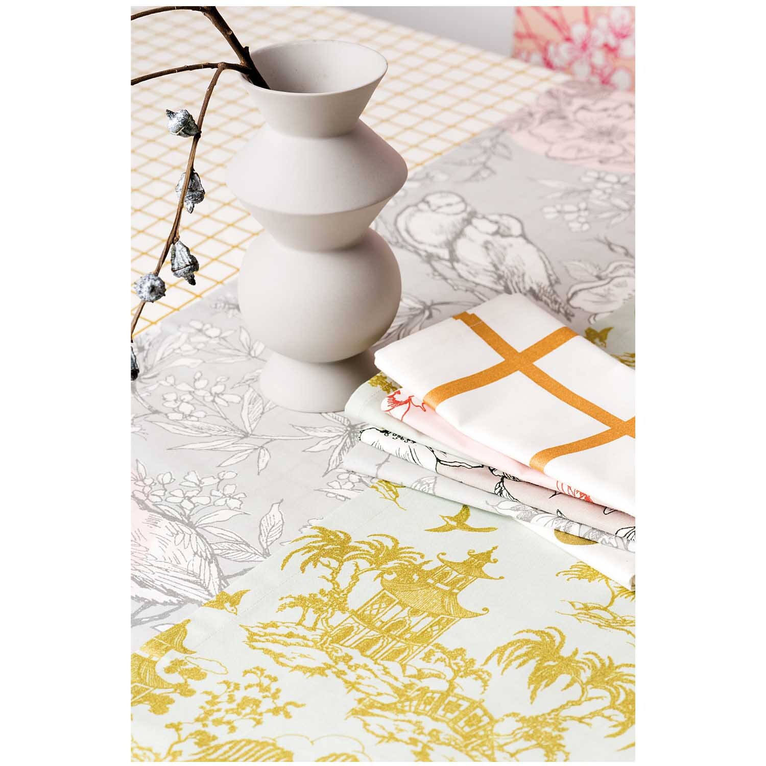 Stoff japanische Häuser mint-gold 50x140cm zeigt ein elegantes Design mit goldenen Akzenten.