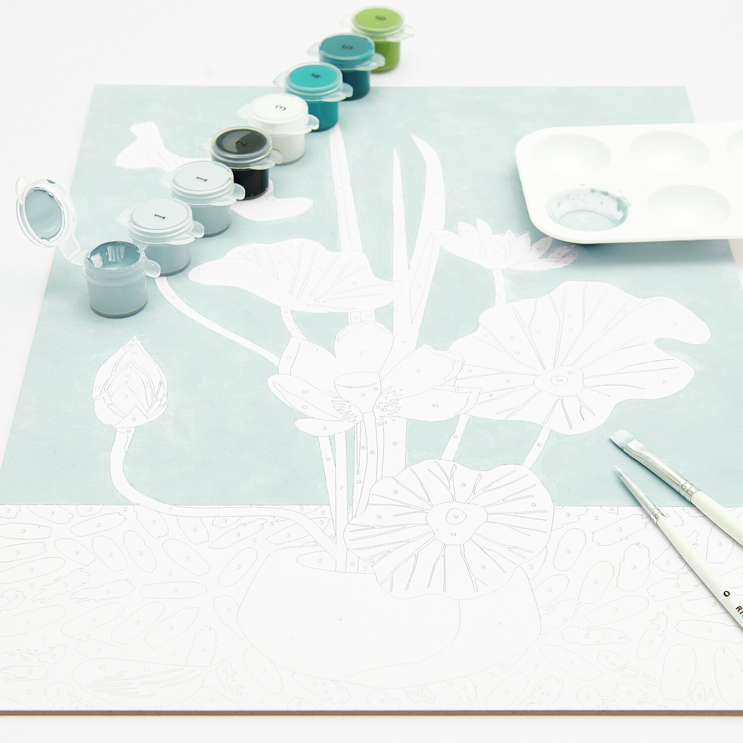 Malen nach Zahlen Lotus: Set mit Farben und Pinsel auf hellblauem Hintergrund, 26x37cm.