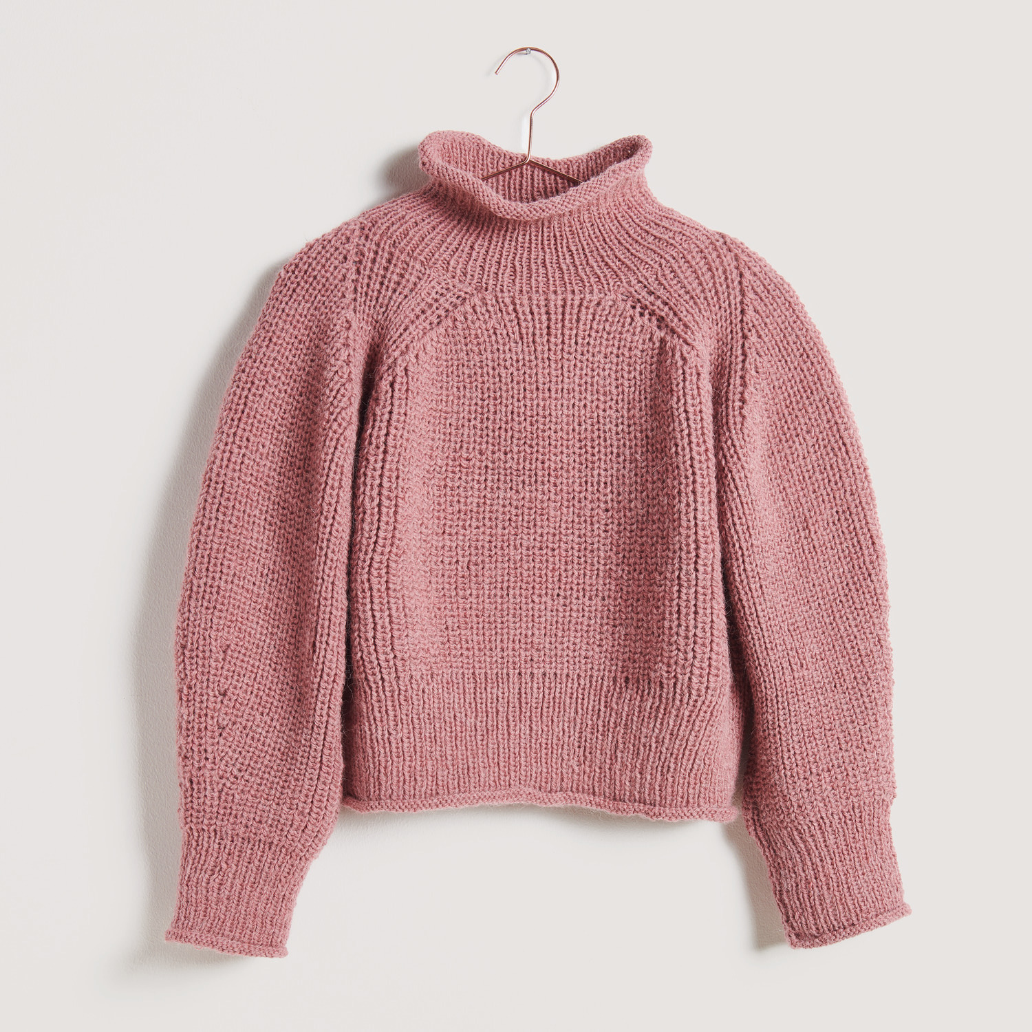Pullover auf grauem Hintergrund – zum Strickset