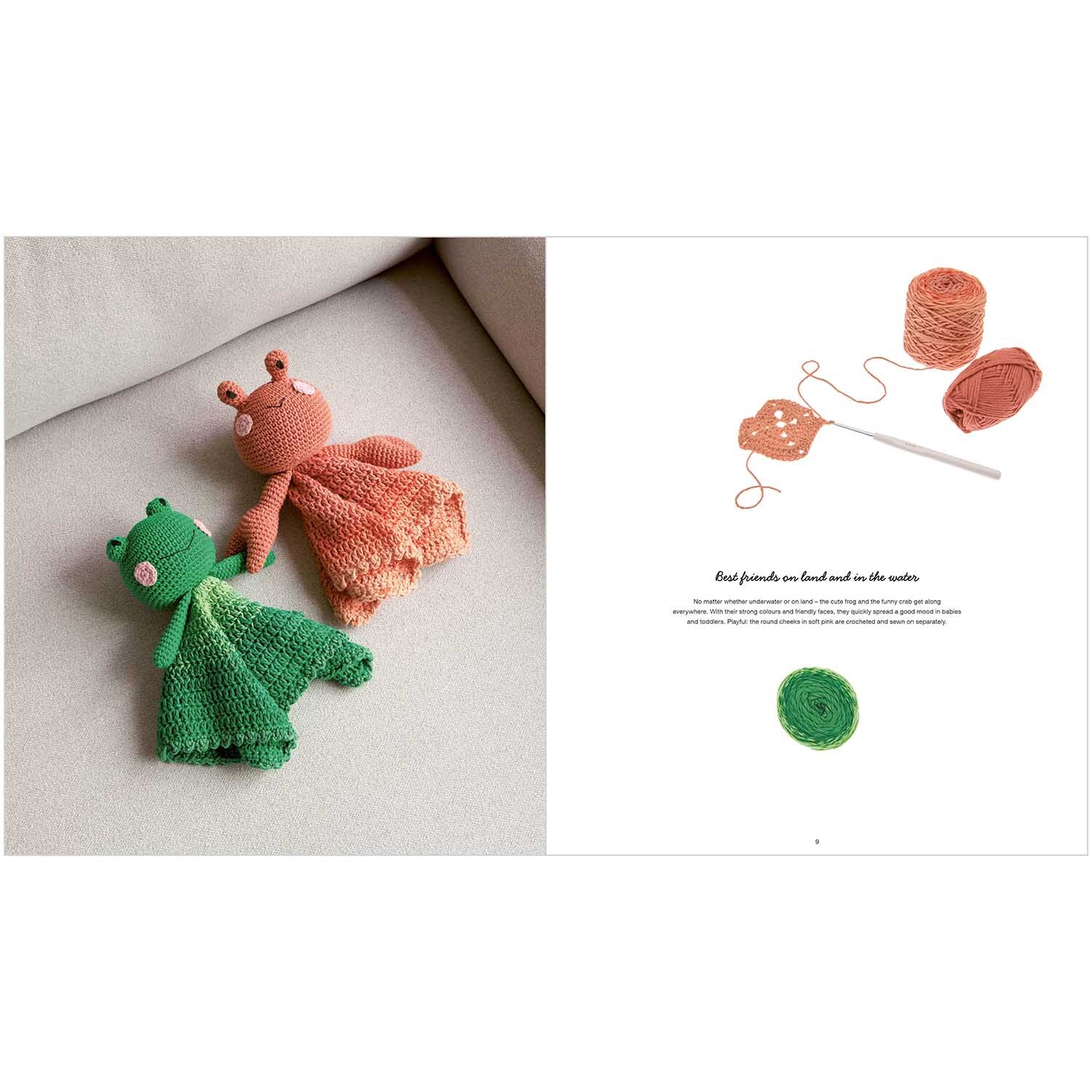 Ricorumi Baby Blankies: Zwei gehäkelte Kuscheltücher in Grün und Orange auf einem Sofa, mit Garn und Häkelnadel.