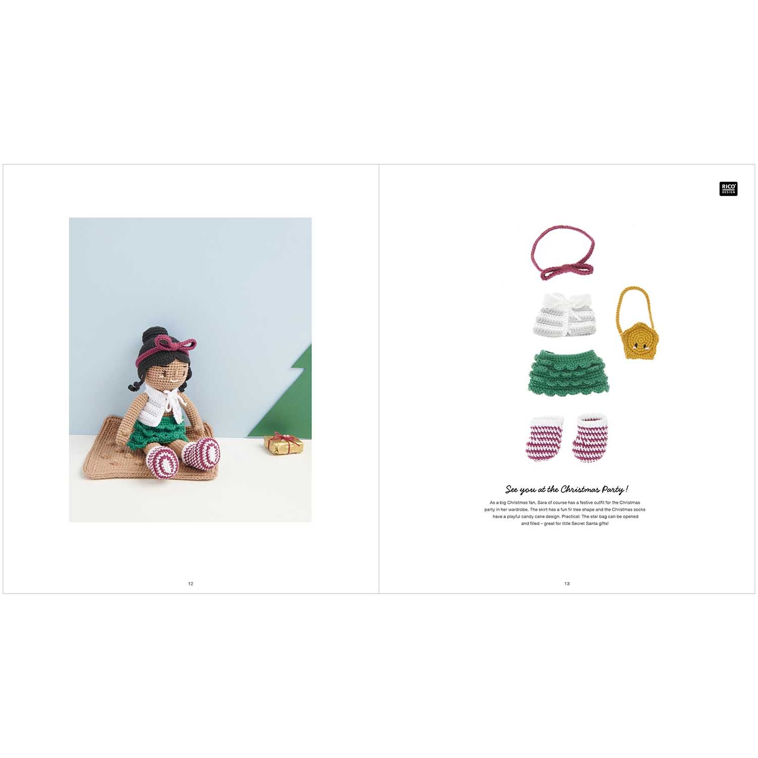 Ricorumi Dollies englisch: Eine gehäkelte Puppe mit rosa Schleife und gestreiften Socken sitzt auf einem Holzbrett. Daneben sind Puppenkleidung und Accessoires abgebildet.