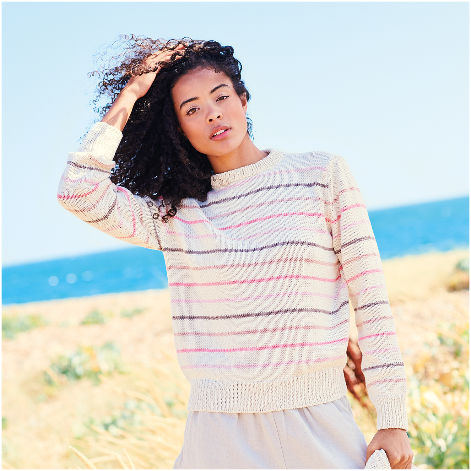 Essentials Organic Cotton aran Pullover in Streifenmuster, ideal für den Strand, cremefarben.