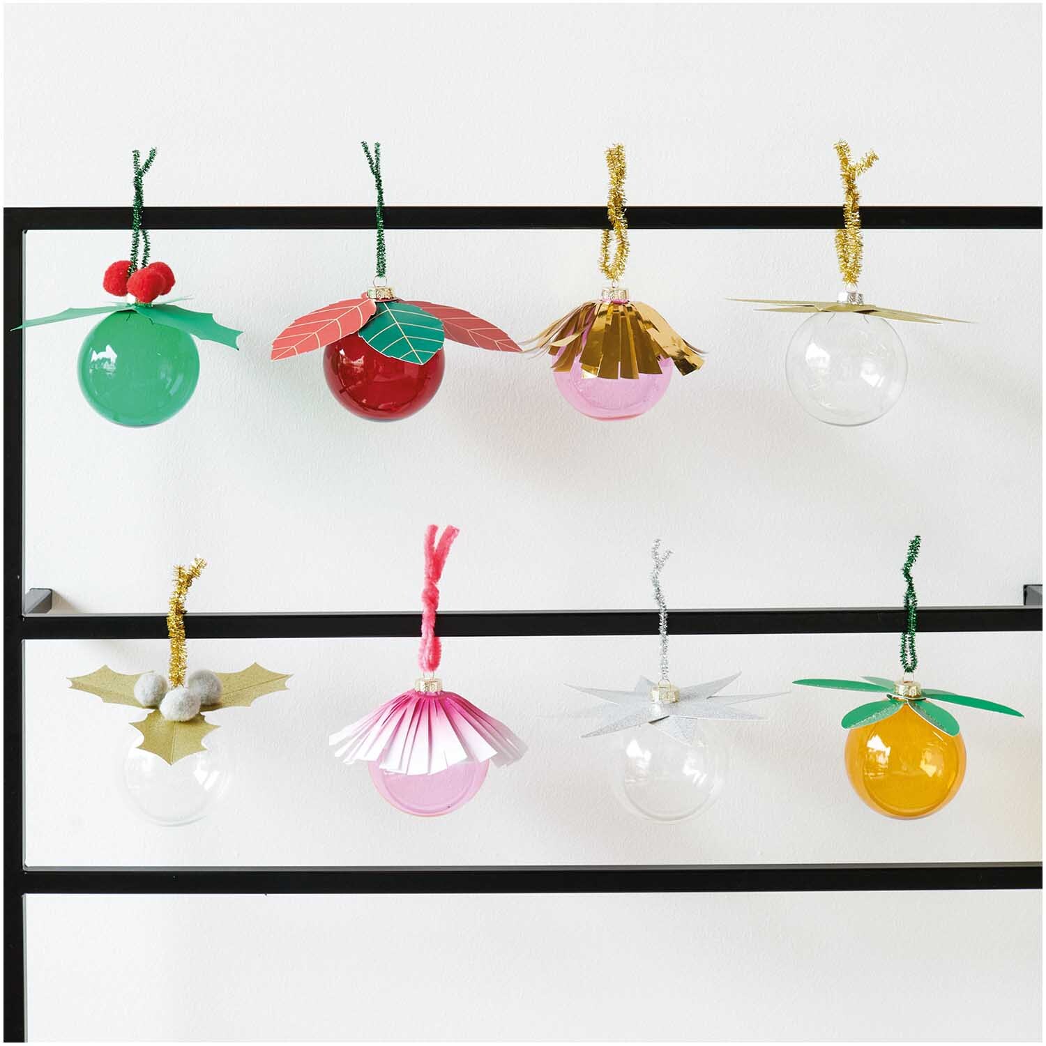 Paper Poetry Christbaumkugel-Topper: Bunte Kugeln mit Ilex-Design, ideal für festliche Dekorationen.