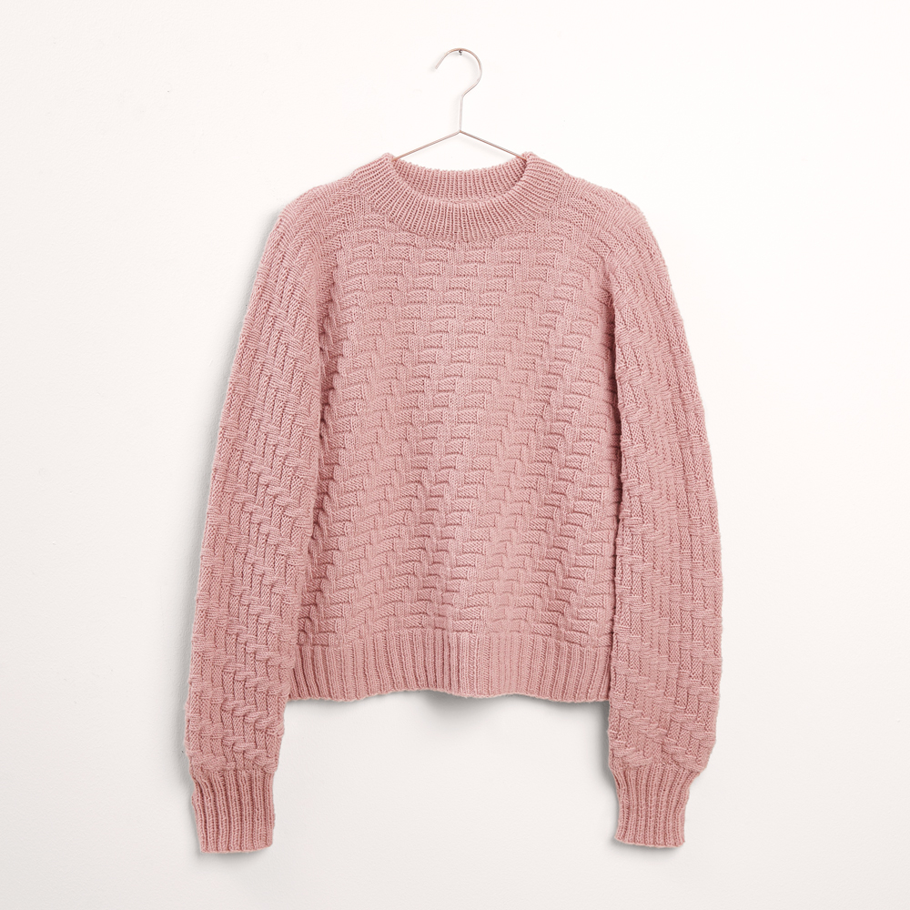 Pullover auf grauem Hintergrund – zum Strickset