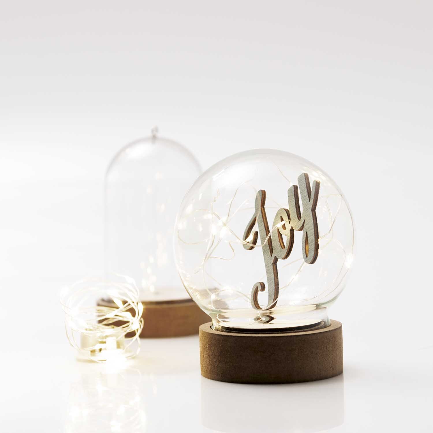 Holzdeko-Set Berglandschaft für XL-Dekohaube, 6-teilig. Enthält eine Glaskugel mit Holzschriftzug "Joy" auf Holzsockel. Ideal für stilvolle Dekoration.
