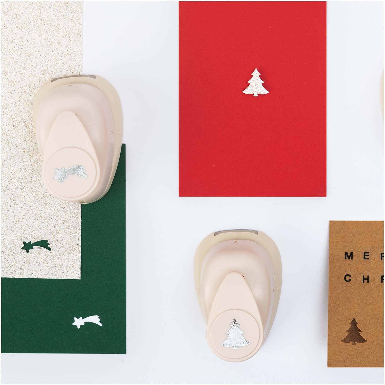 Paper Poetry Stanzer Tanne 1,6cm stanzt Tannenbaumformen aus Papier. Ideal für kreative Weihnachtskarten.