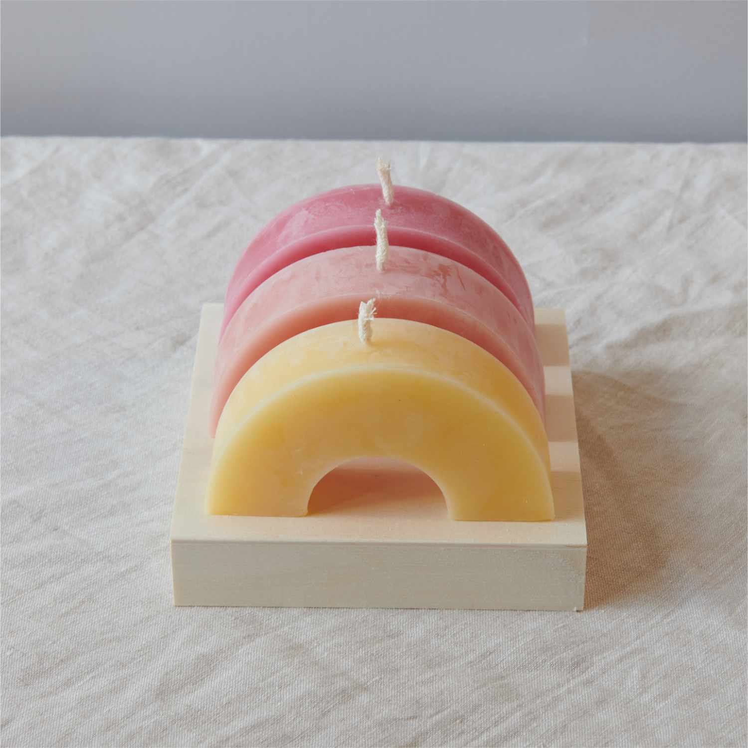 Kerzengießform flach Regenbogen von Rico Design, zeigt bunte, halbkreisförmige Kerzen auf Stoff.