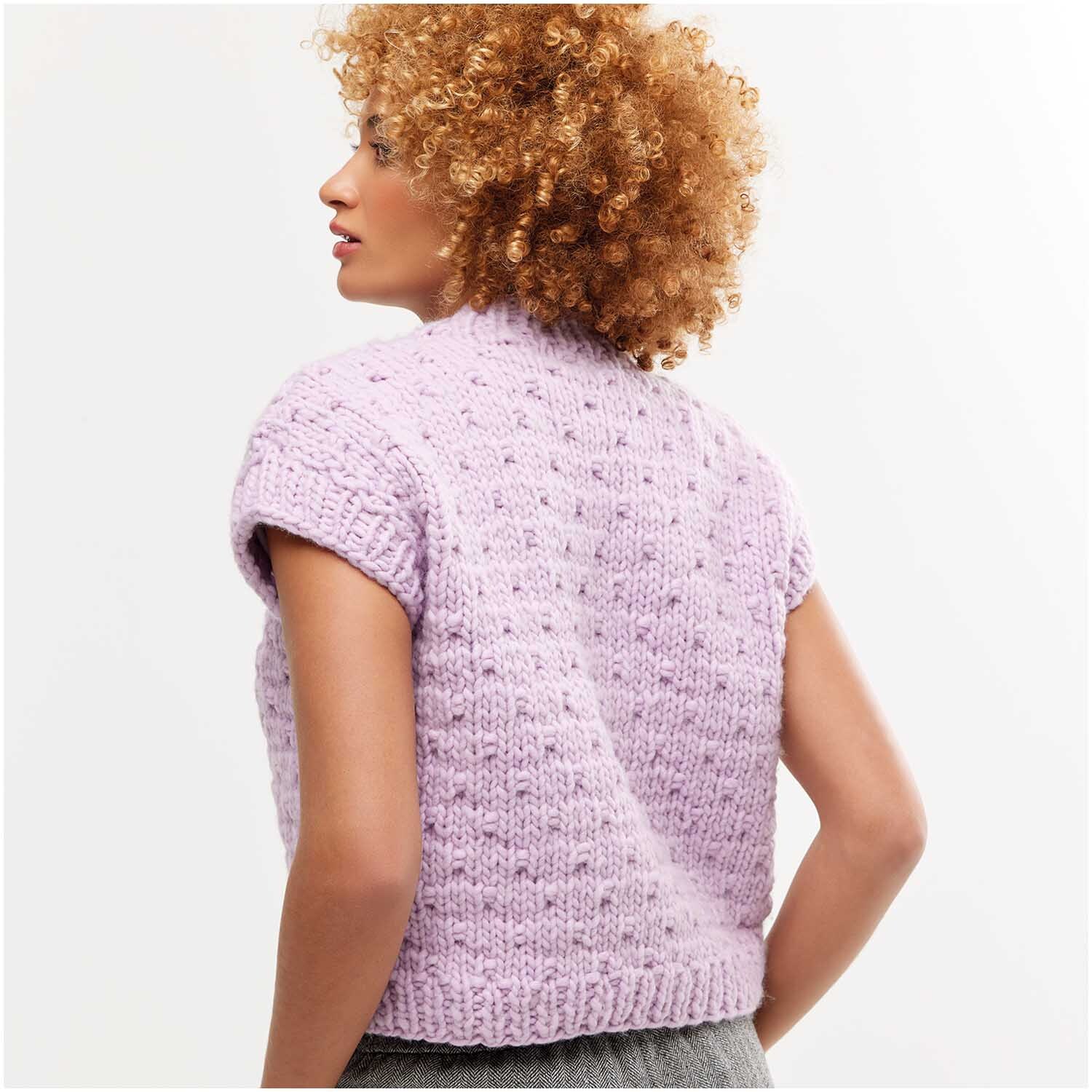 Strickset Pullunder Modell 02: Frau trägt lila Pullunder mit kurzem Arm und Strukturmuster.
