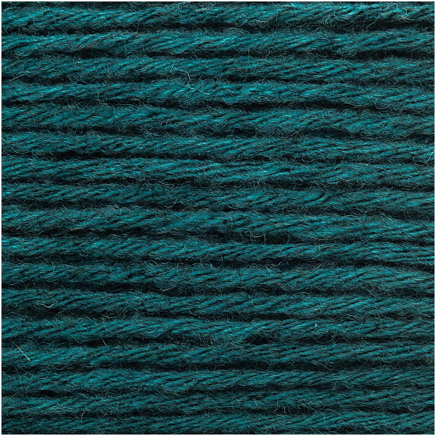 Essentials Alpaca Blend chunky von Rico Design in Alge. Nahaufnahme von weicher, dicker Wolle. Ideal für Strickprojekte.