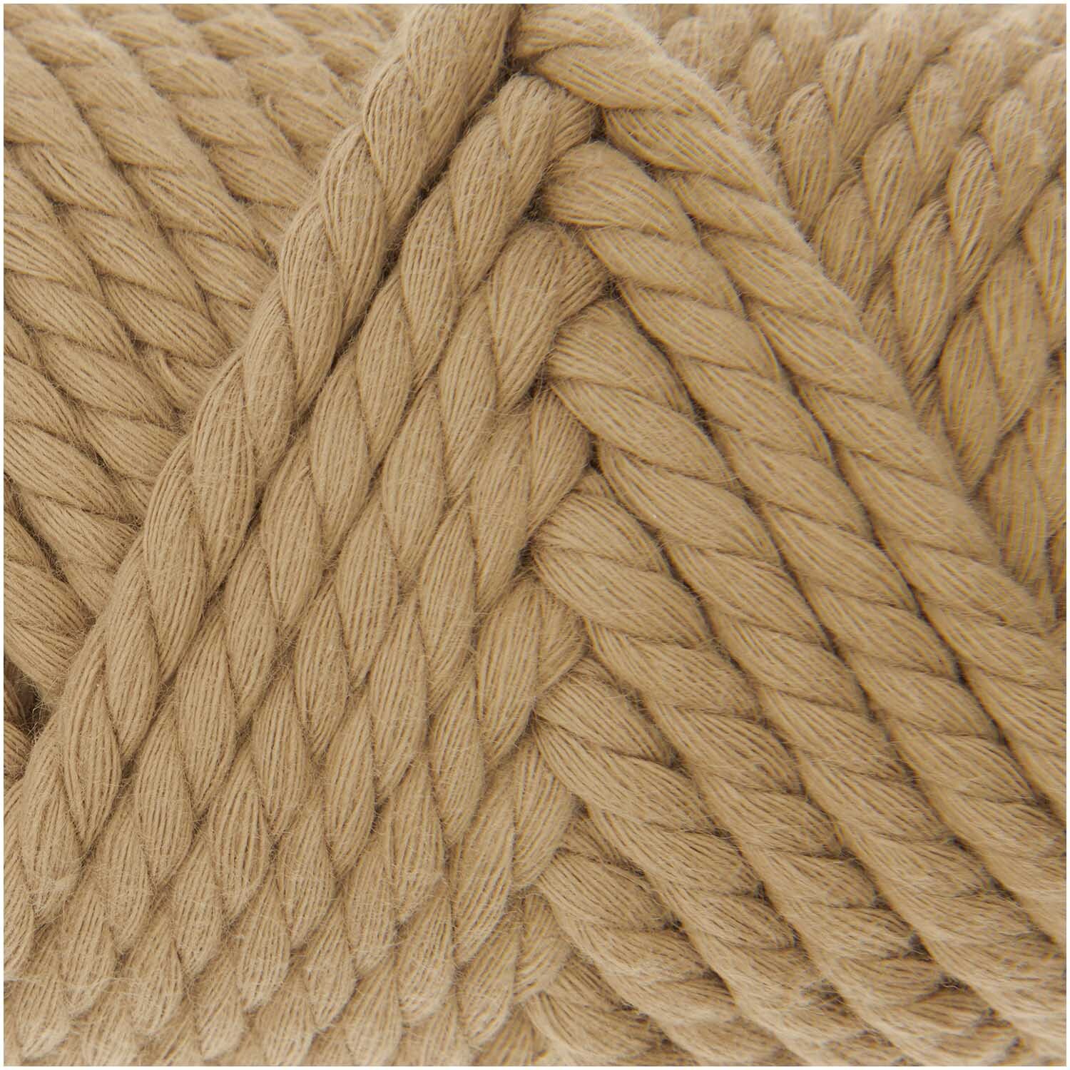 Creative Cotton Cord Makramee-Garn von Rico Design in Taupe, Nahaufnahme der dicken, geflochtenen Fasern.