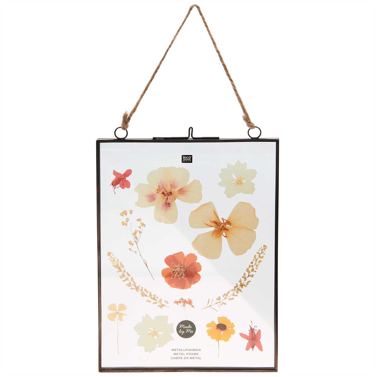 Metallrahmen zum Hängen mit doppelter Glasscheibe zeigt gepresste Blumen in sanften Farben. Marke: Rico Design. Ideal für stilvolle Dekoration.