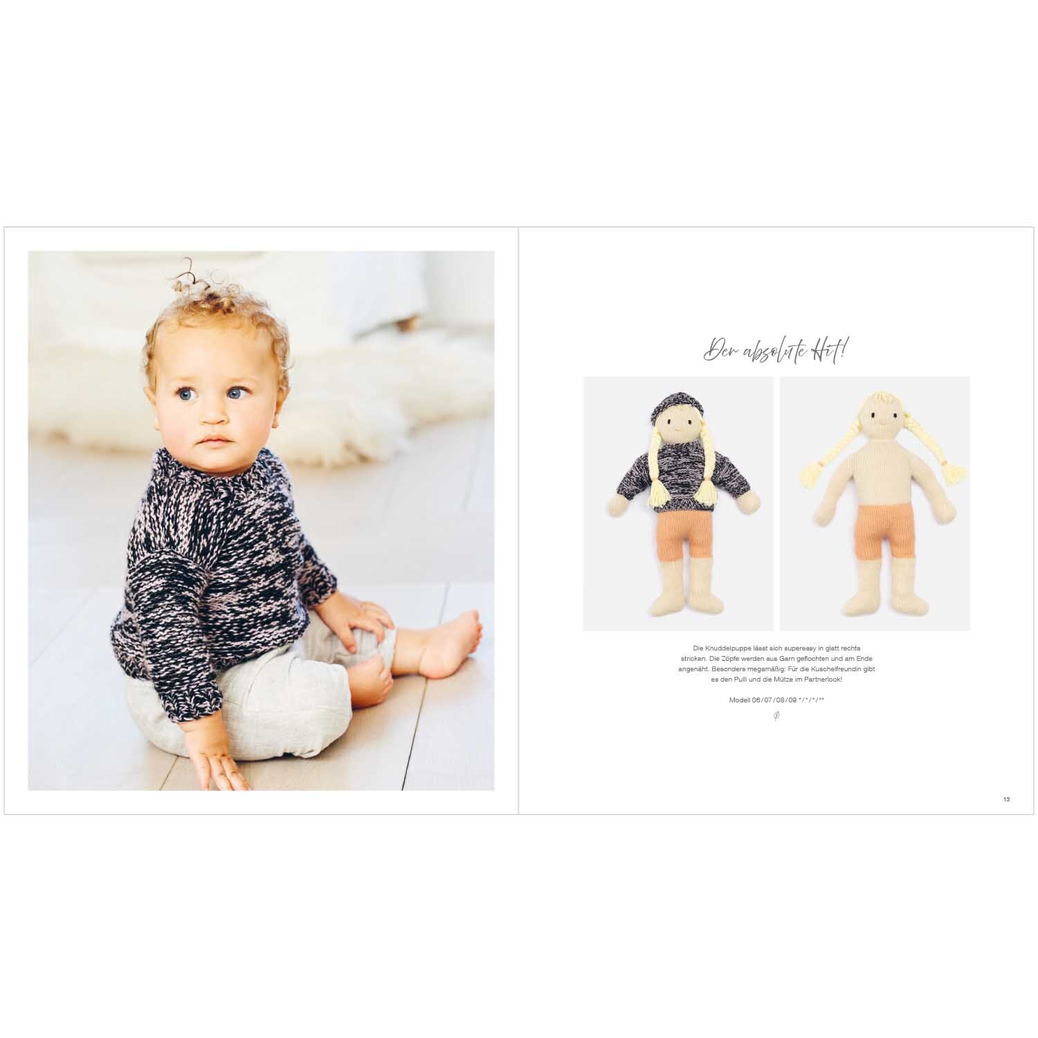Rico Baby Heft Nr.29 zeigt ein Kleinkind in gestricktem Pullover und zwei gestrickte Puppen. Ideal für kreative Strickideen.