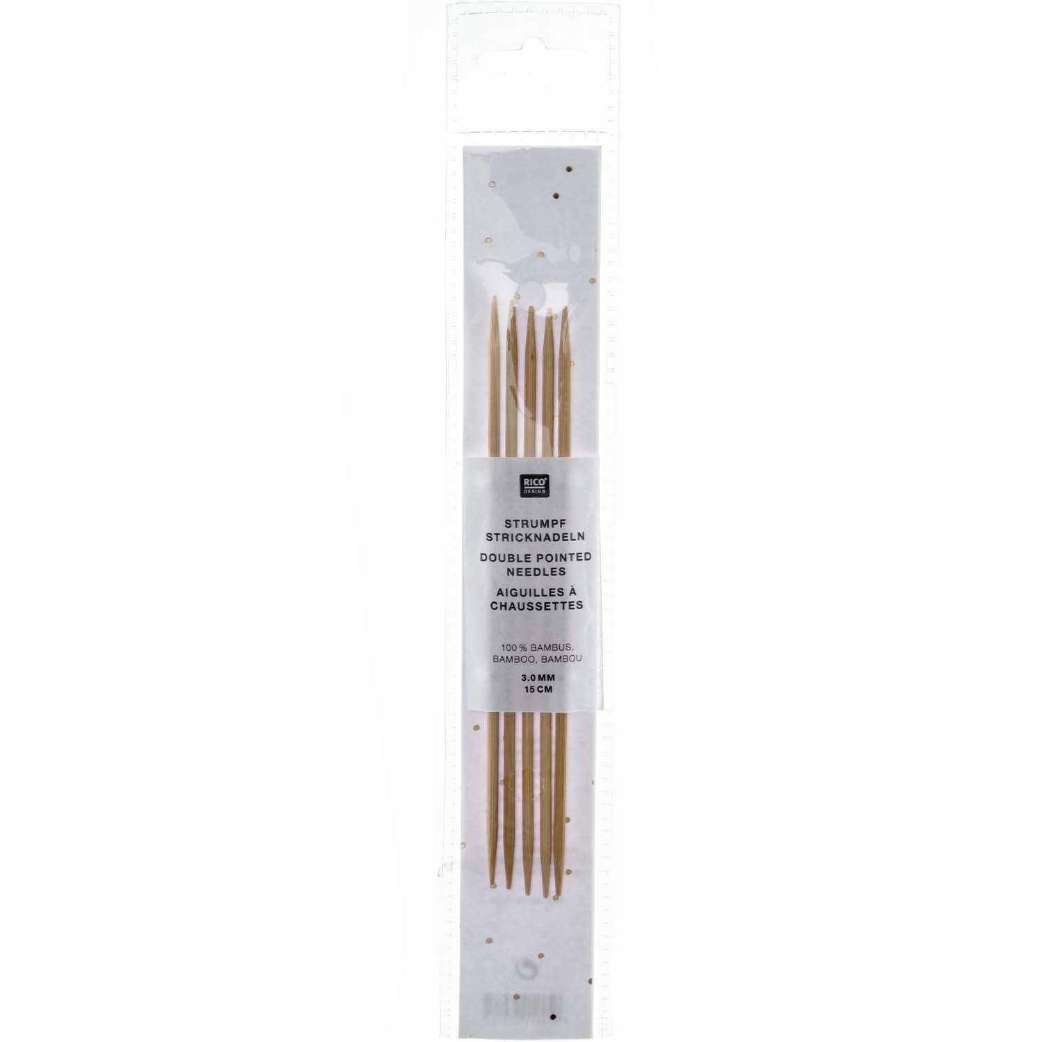 Nadelspiel 15cm Bambus von Rico Design, bestehend aus fünf schlanken, hellen Stricknadeln in einer transparenten Verpackung.