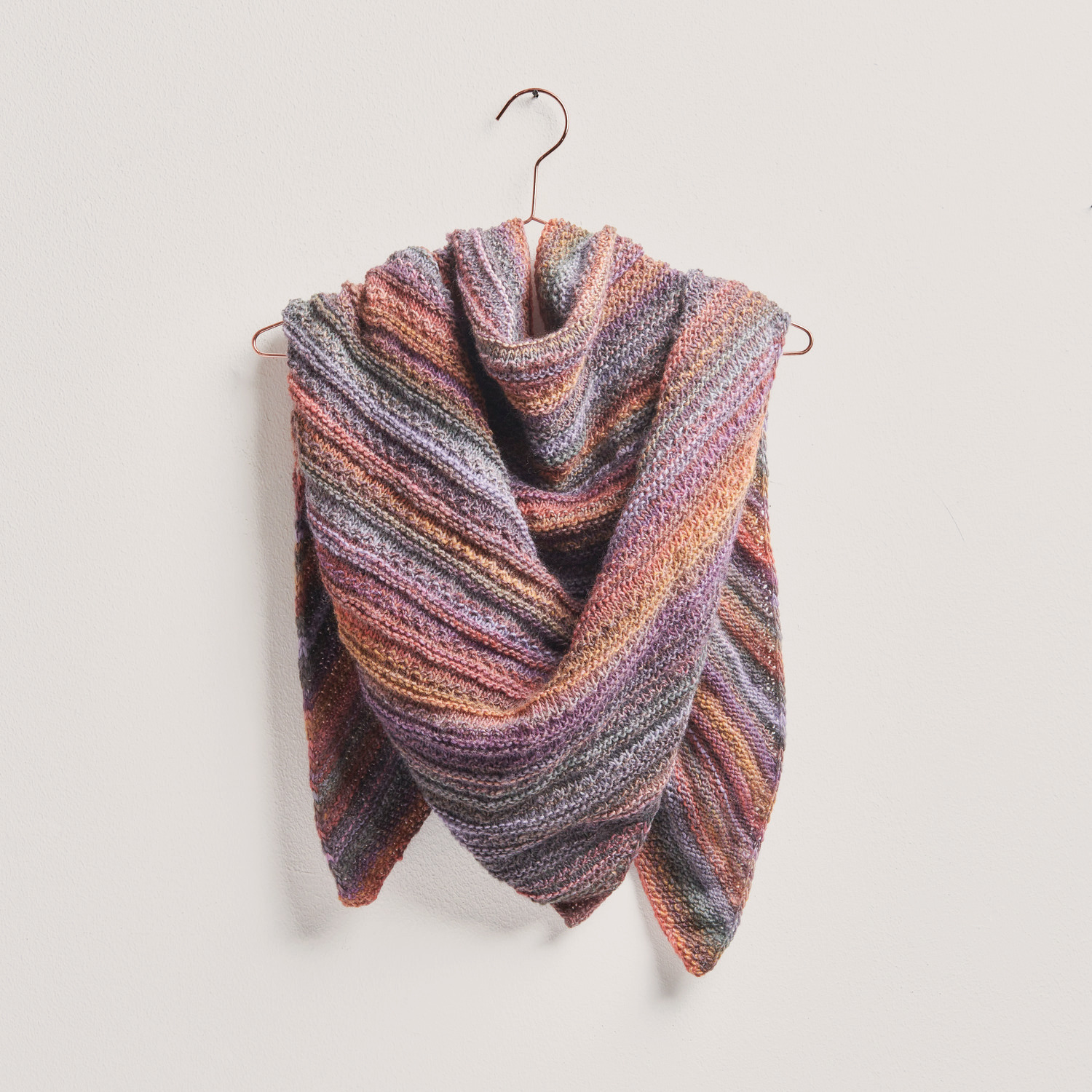 Strickset Tuch Modell 08 aus Wonderball Special: Dreieckstuch in Flieder-Orange auf Bügel.
