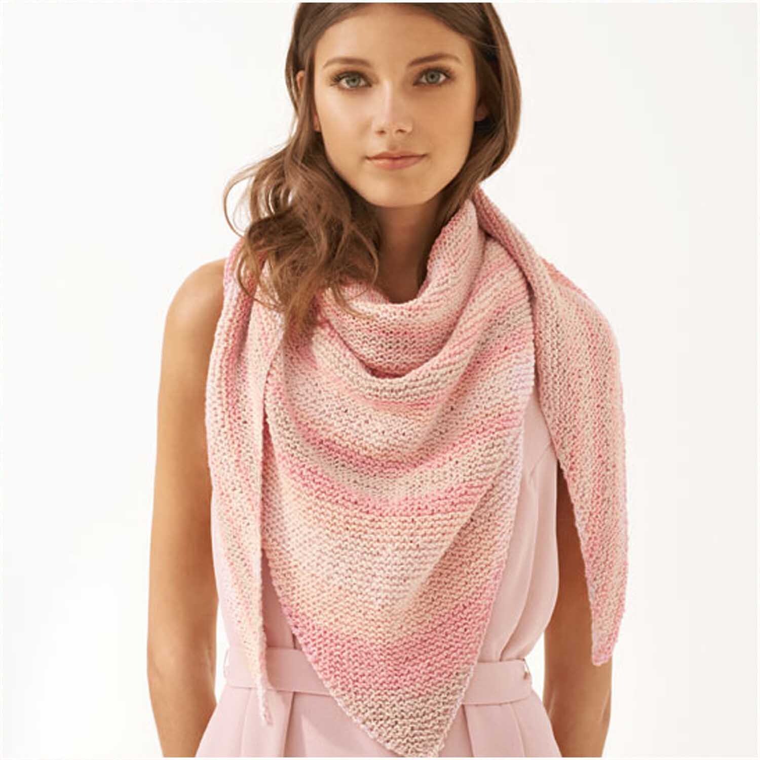 Creative Cotton Zickzack Schal in Rosa, gestrickt aus hochwertiger Rico Design Wolle, getragen von einer Frau.