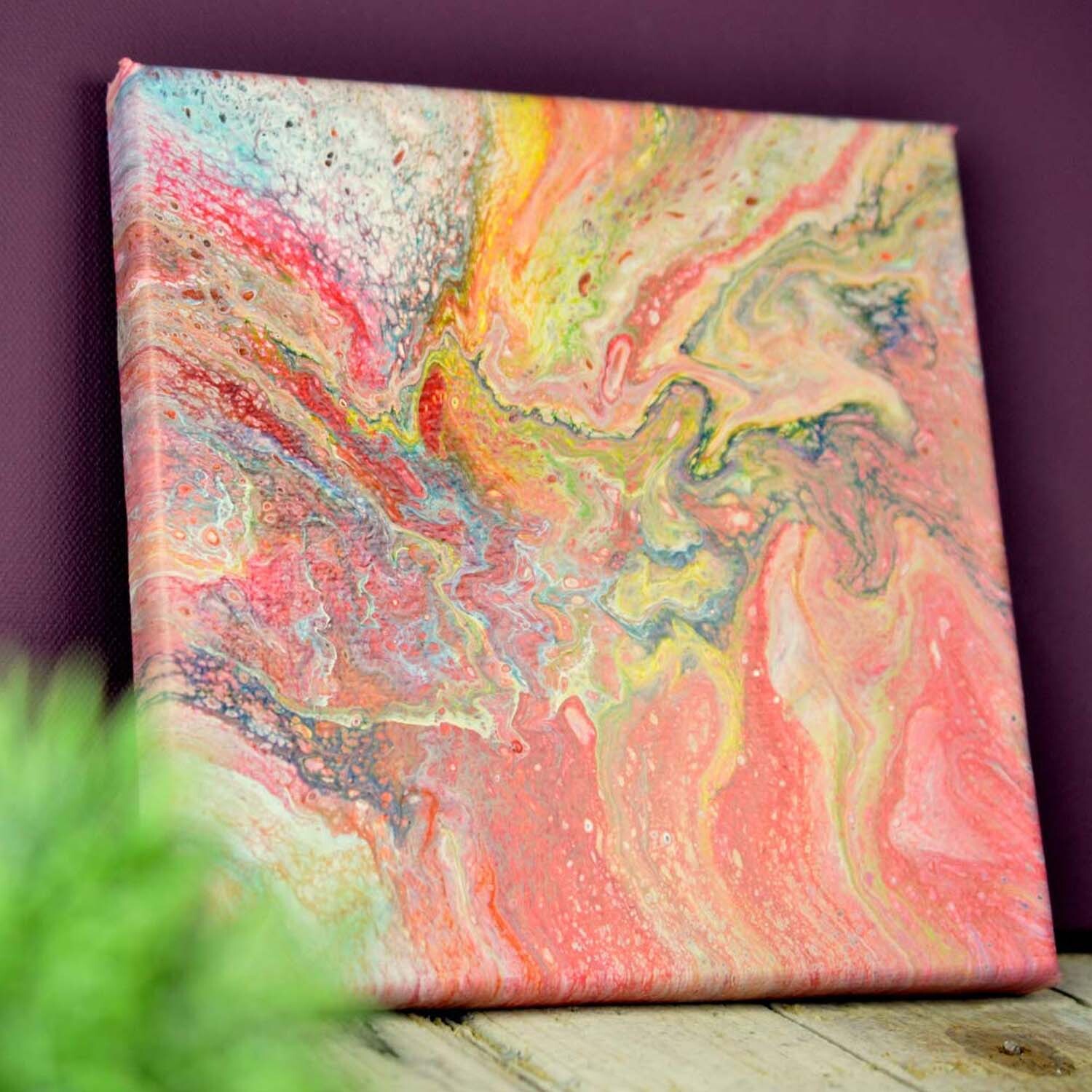 Pouring Medium Fluid Gießmedium: Abstrakte Kunst mit fließenden Farben auf Leinwand, ideal für kreative Projekte.