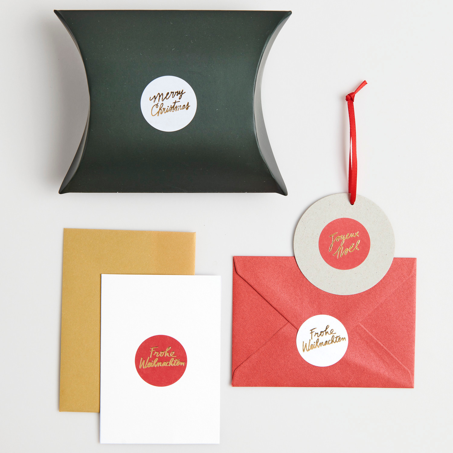 Paper Poetry Papiersticker Merry Christmas: Festliche Sticker auf Karten und Umschlägen in Rot und Gold, ideal für Weihnachtsgeschenke.