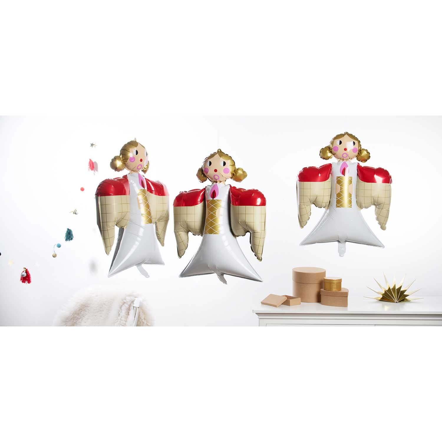 Folienballon Weihnachten Engel von Rico Design zeigt drei Engelballons mit roten und goldenen Details. Perfekt für festliche Dekorationen.