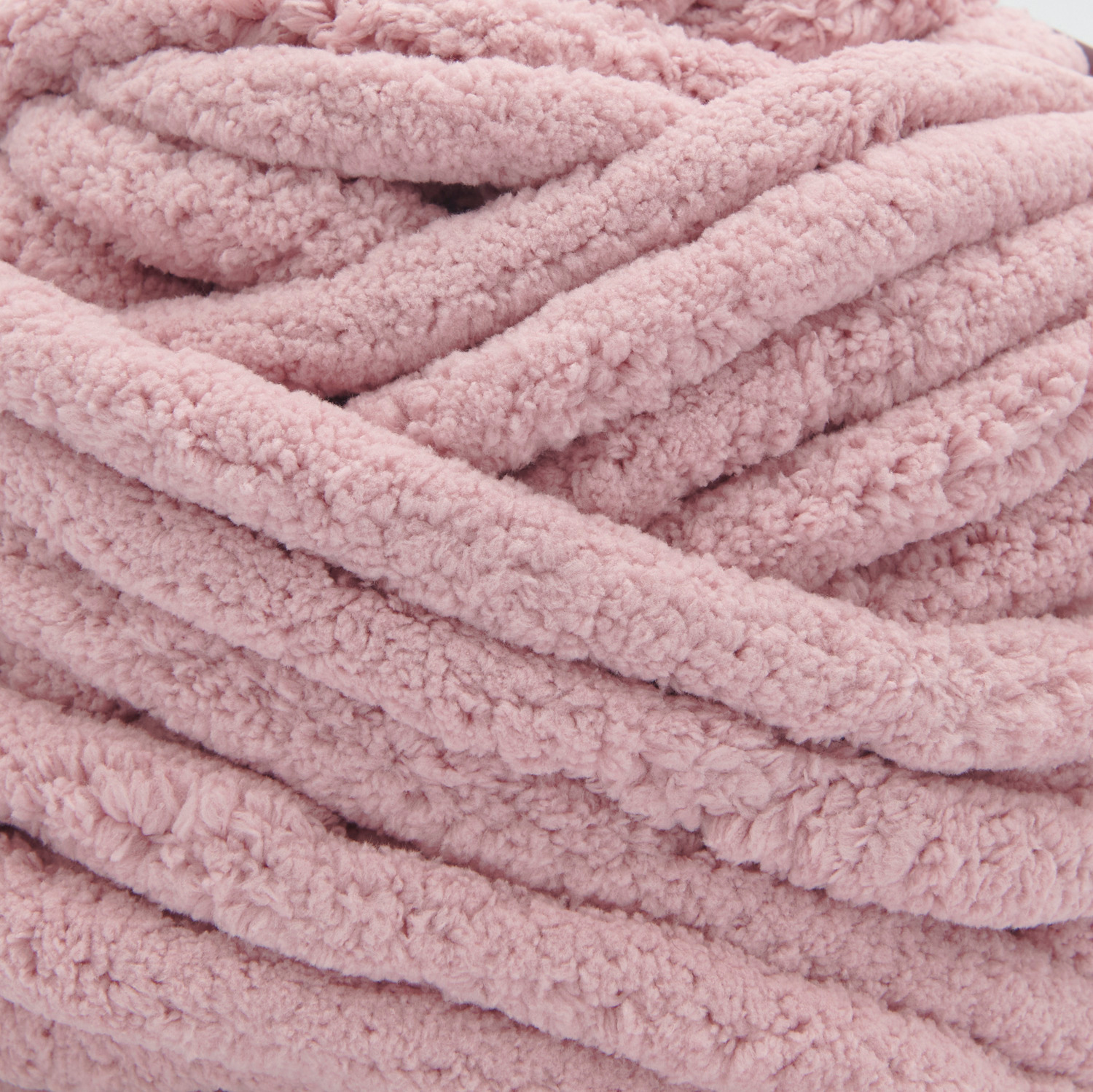 Chenillove Super Big: Weiches, fliederfarbenes Chenille-Garn von Rico Design, ideal für kreative Projekte.