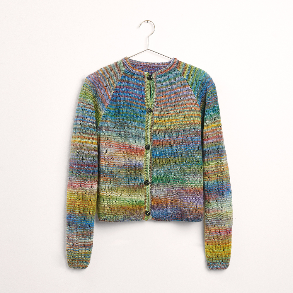 Strickjacke mit Farbverlauf auf grauem Hintergrund – zum Strickset